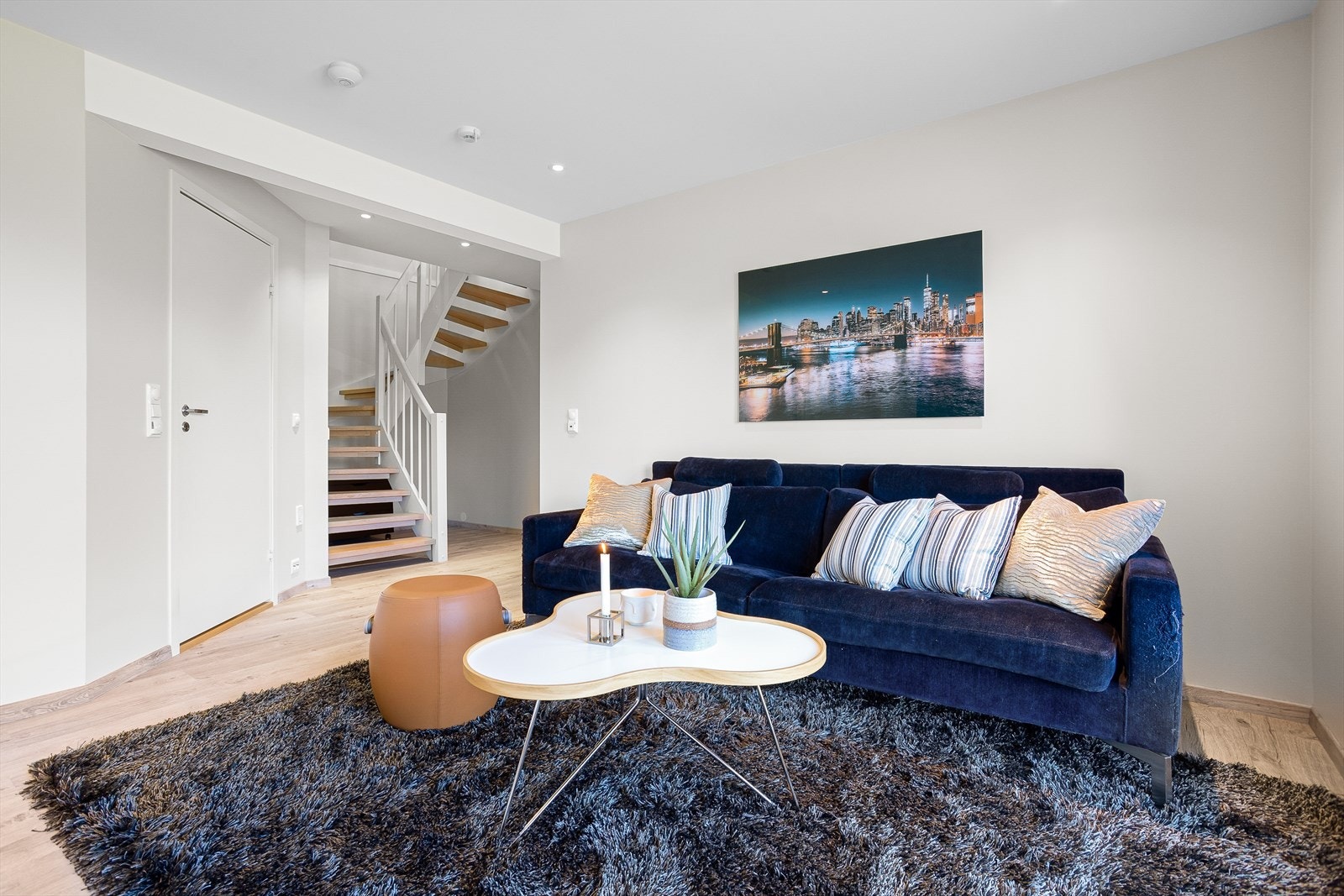 Stue i boligens underetasje - et praktisk rom for barnefamilien Galleribilde