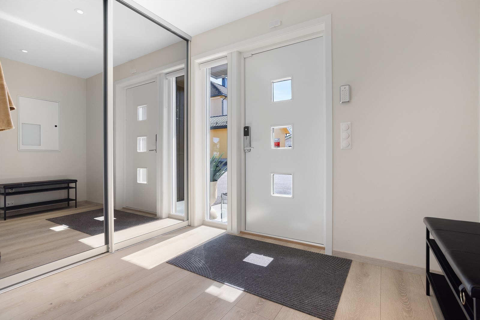 Romslig entrè/hall med stor skyvedørsgarderobe Galleribilde