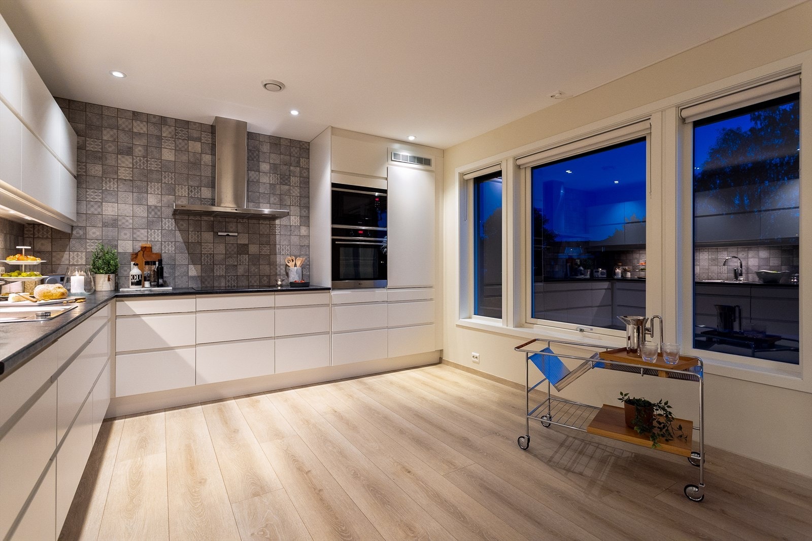 Kveldsstemning på kjøkken - det er god plass til en stor kjøkkenøy om ønskelig Galleribilde