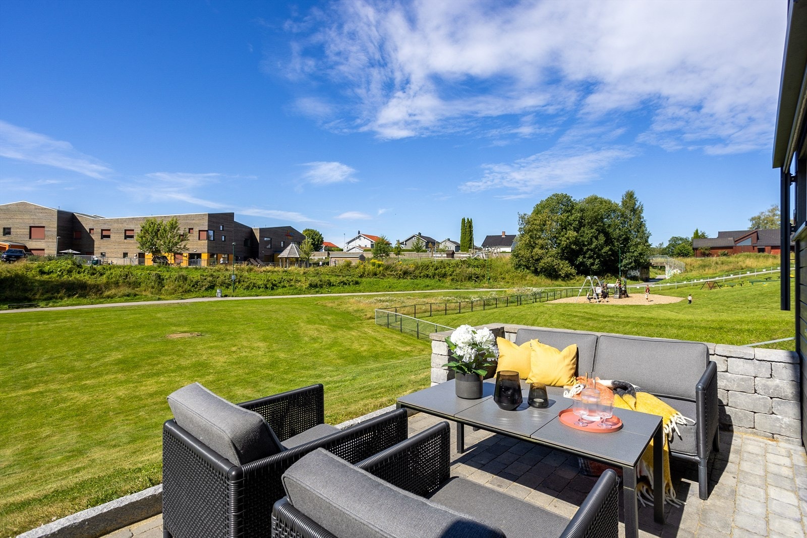 Terrassen har god plass til flere sittegrupper Galleribilde