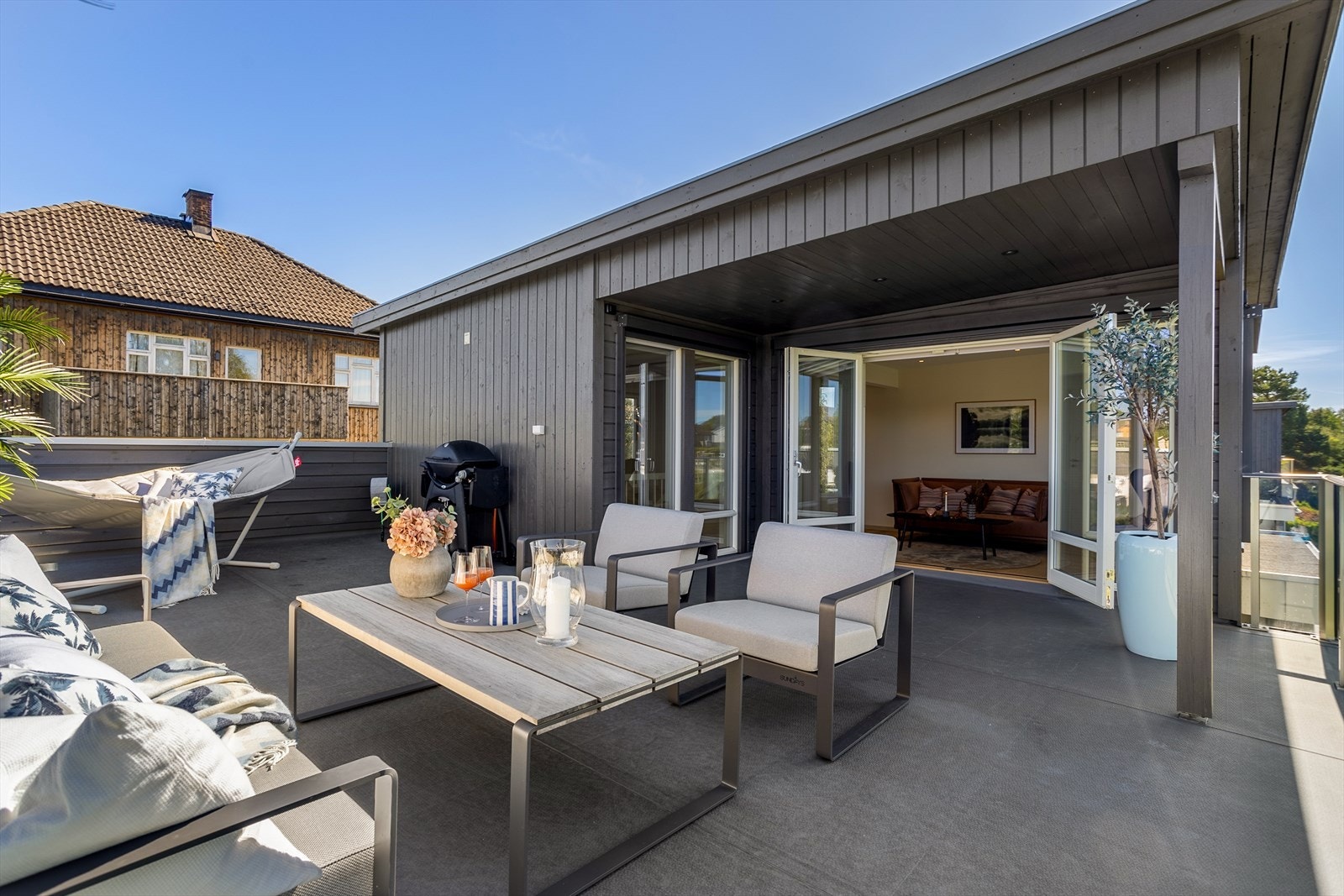 Fantastisk takterrasse med god plass til flere sittegrupper Galleribilde