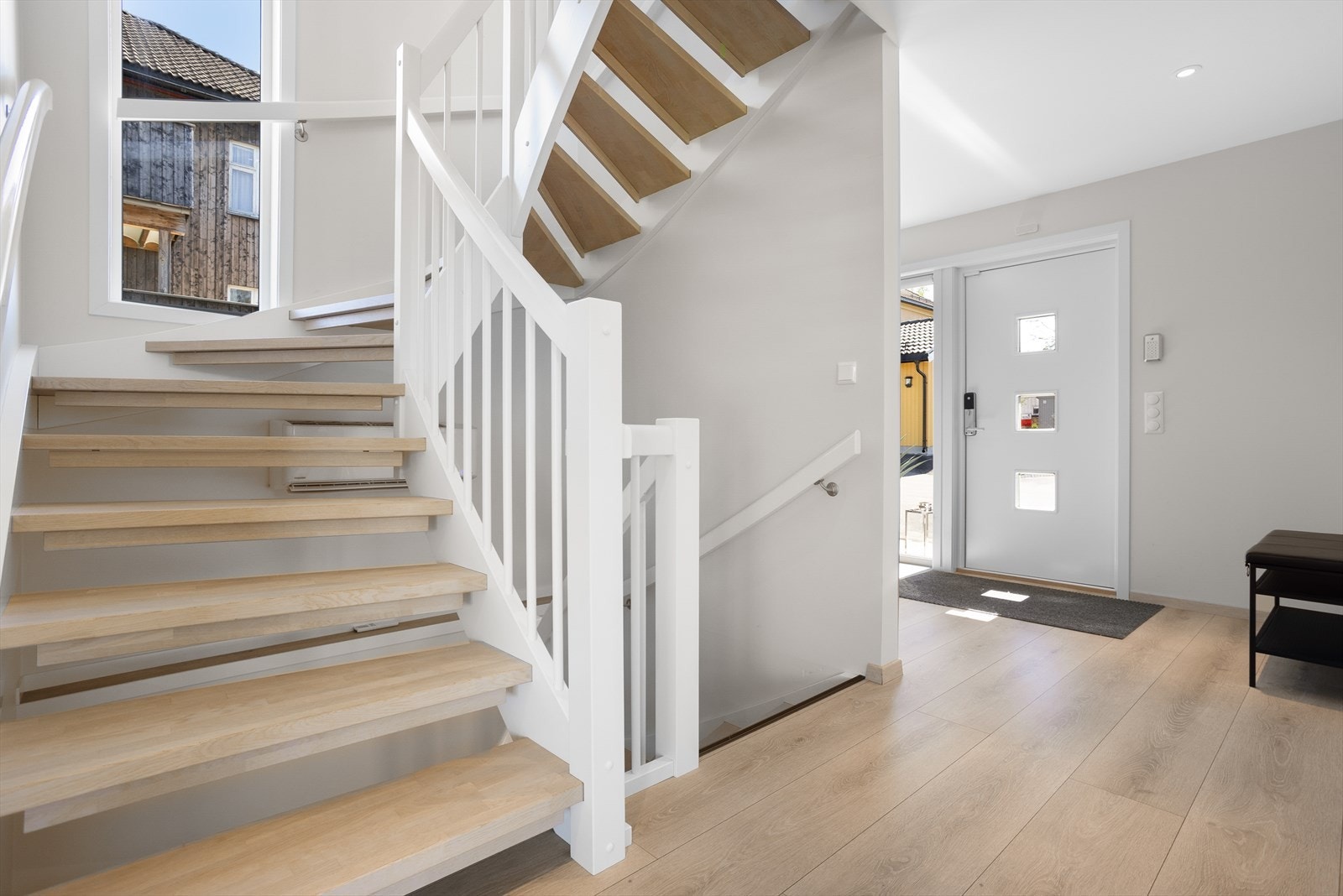 Fra hall er det adkomst stil boligens alle tre etasjer Galleribilde