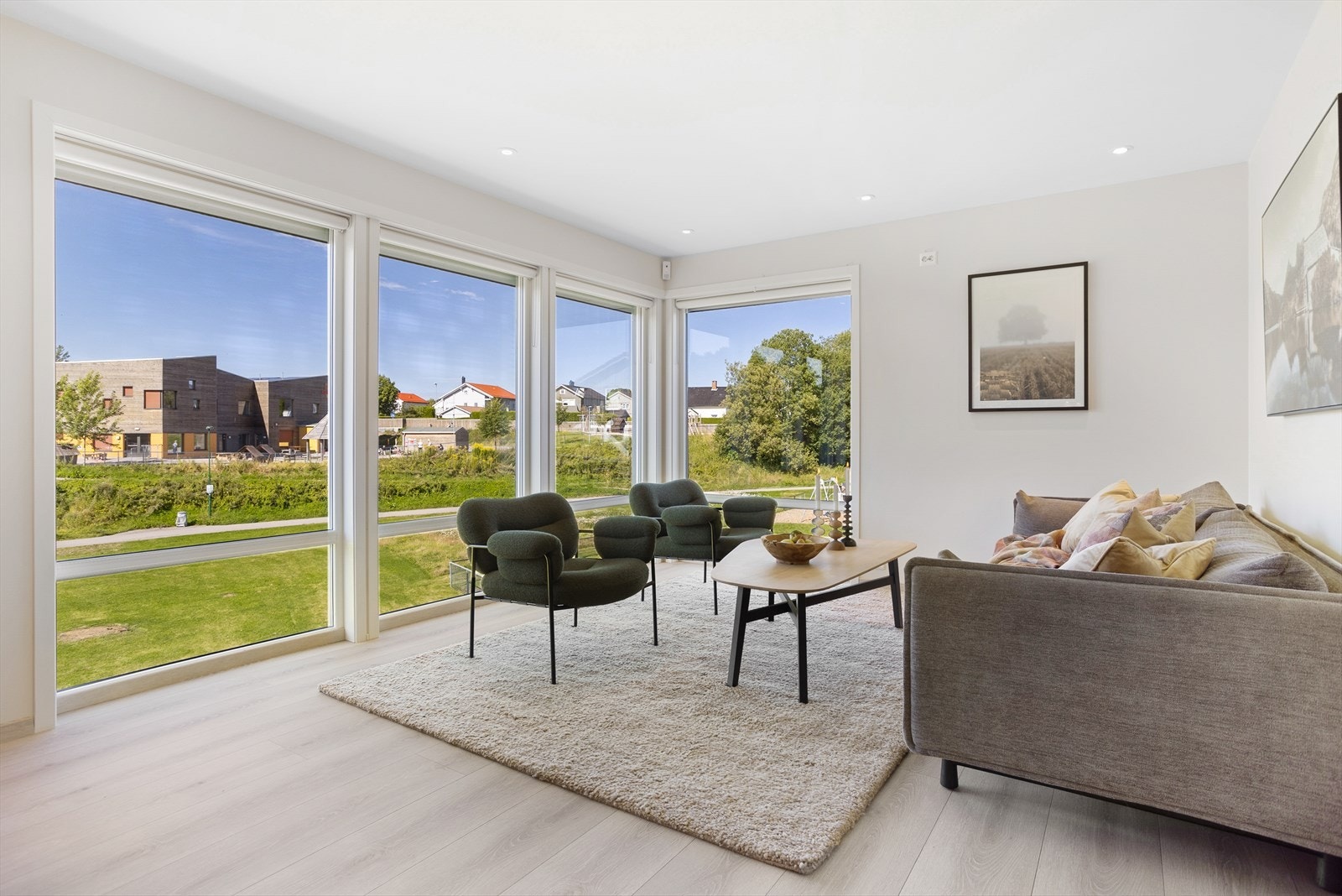 Her kan man nyte utsikten over vakre Lundedalen via store vindusflater - uten innsyn fra naboer Galleribilde