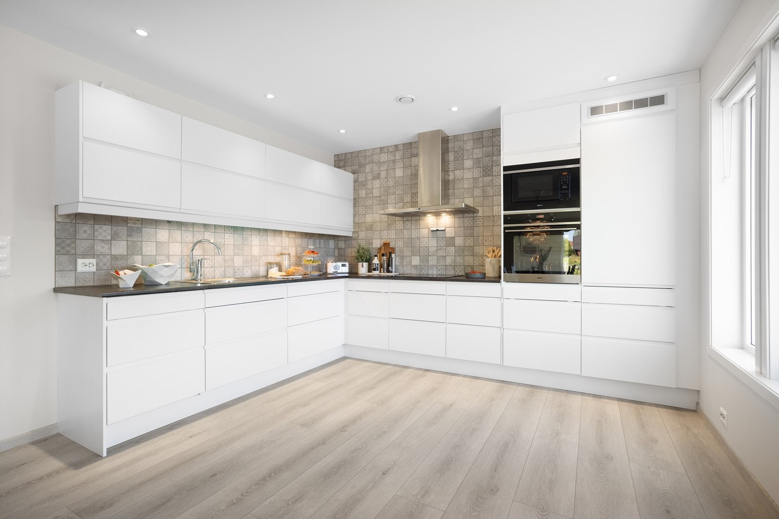 Kjøkkeninnredning fra lokal leverandør, Systemkjøkken, med god oppbevaringsplass og integrerte hvitevarer Galleribilde