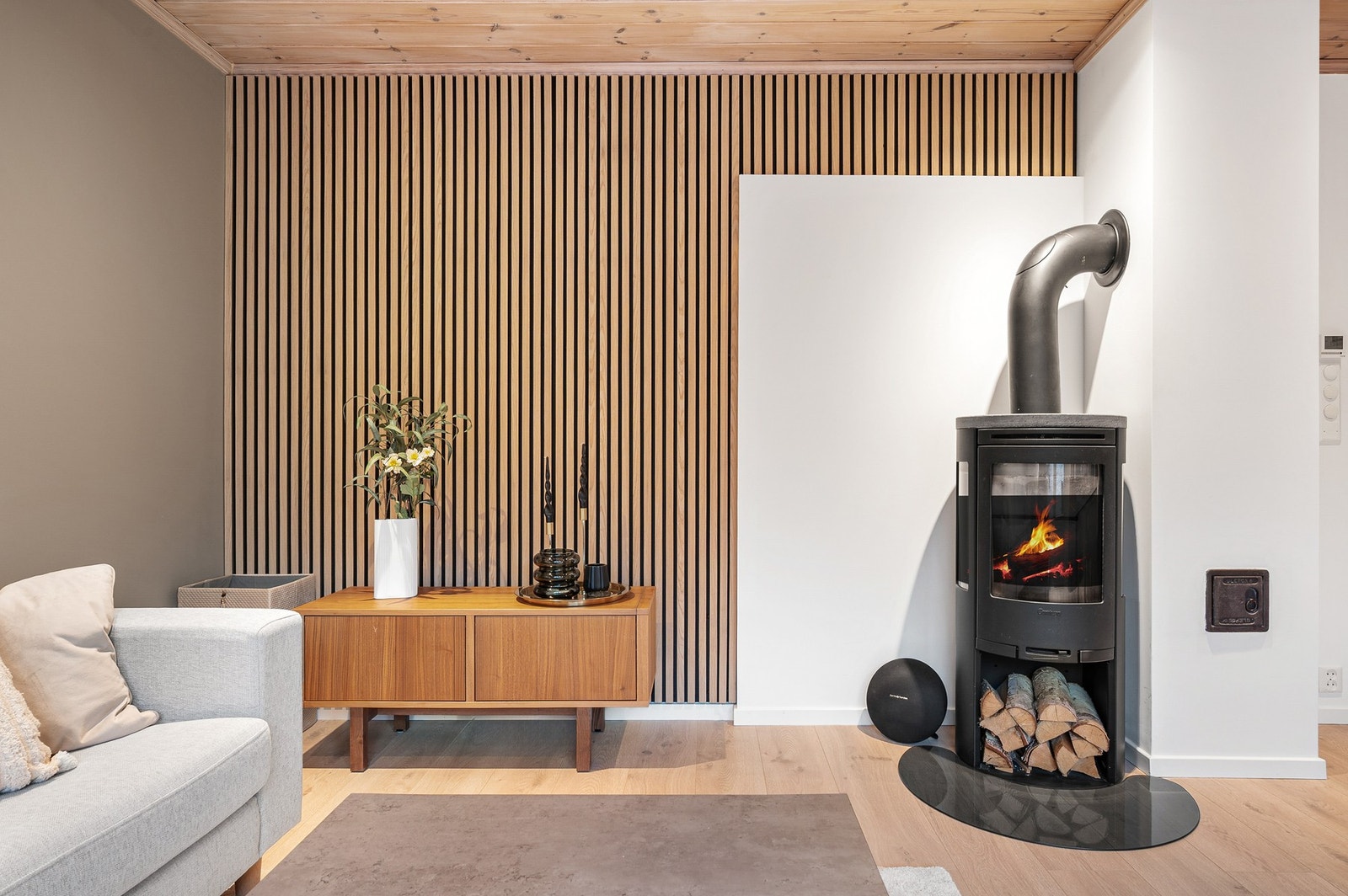 Det er etablert peisovn for ekstra varme og hyggelig stemning på kaldere dager. Galleribilde