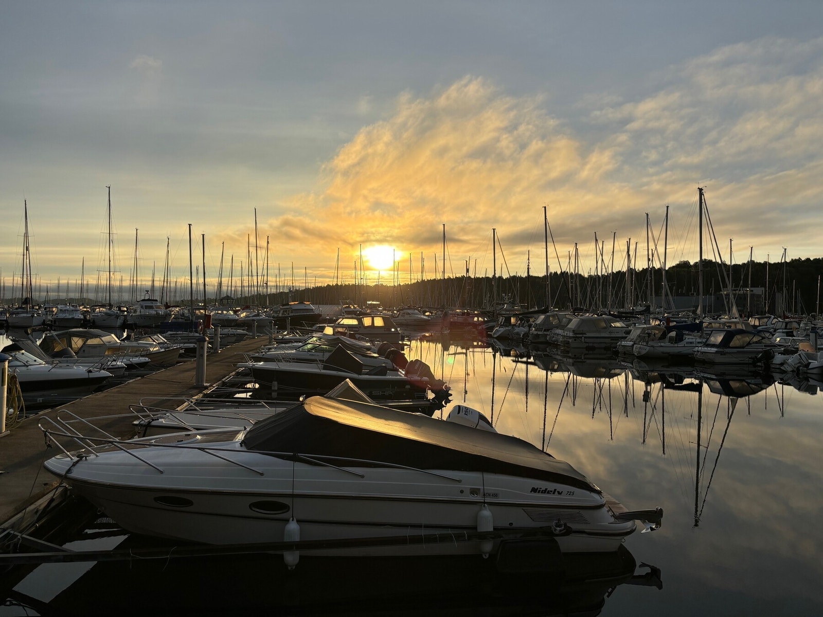Beboere i Asker har fortrinnsrett til båtplass i populære Leangbukta. Galleribilde