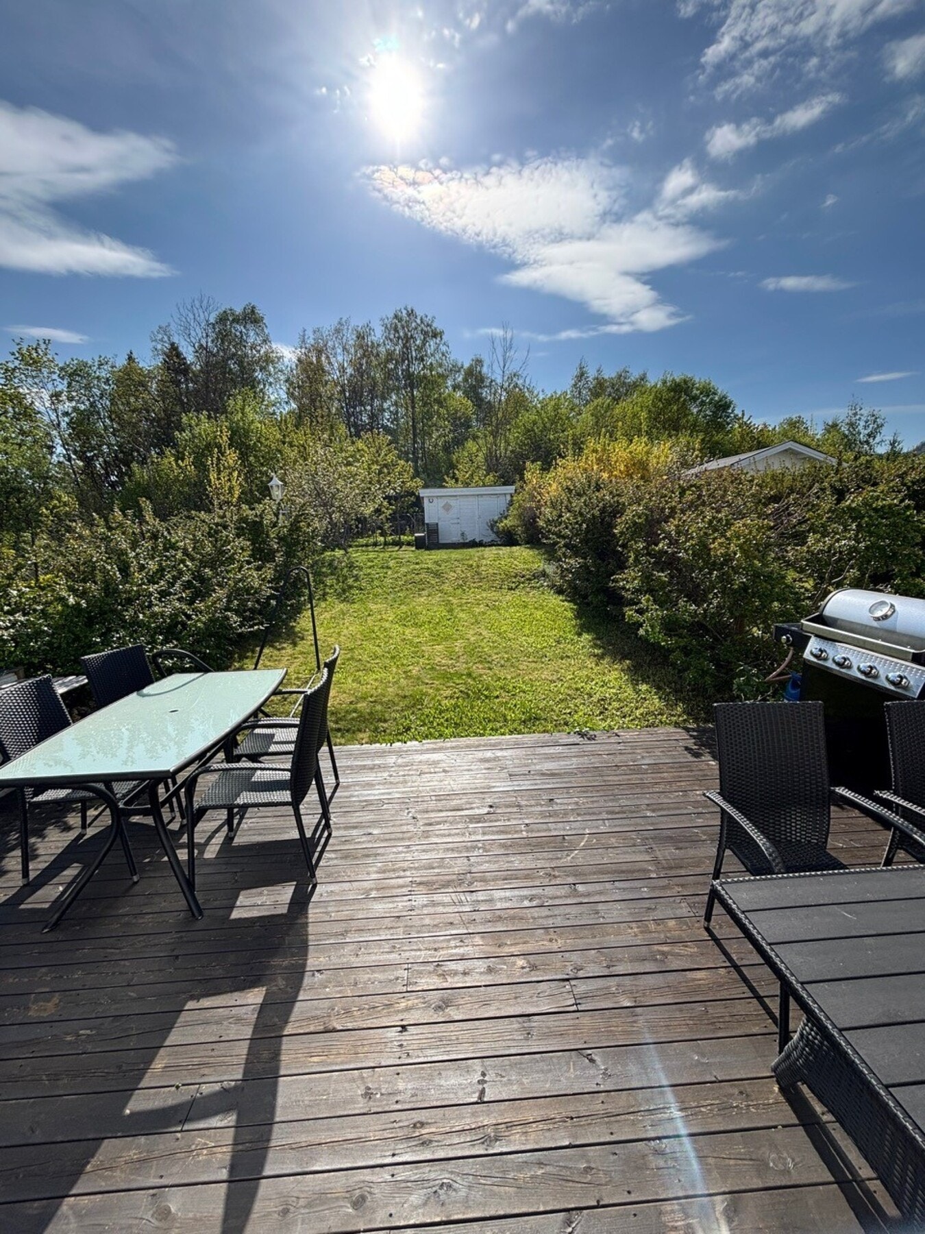 Tomten har optimal intern beliggenhet, øverst på feltet. Om sommeren kan solen nytes hele dagen. Galleribilde