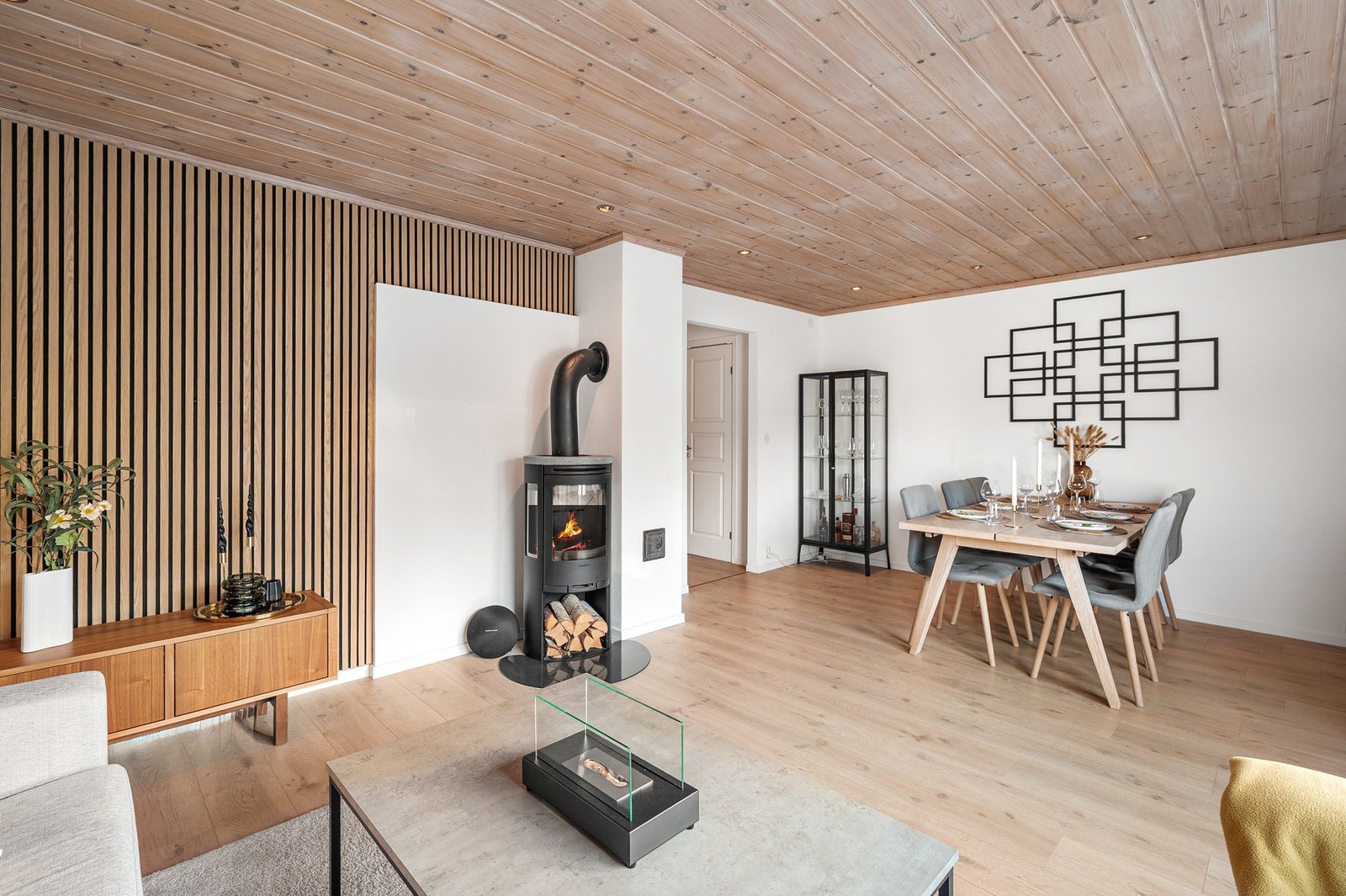 Stuen er meget romslig og har god plass til både sittegruppe og spisestuedel. Galleribilde