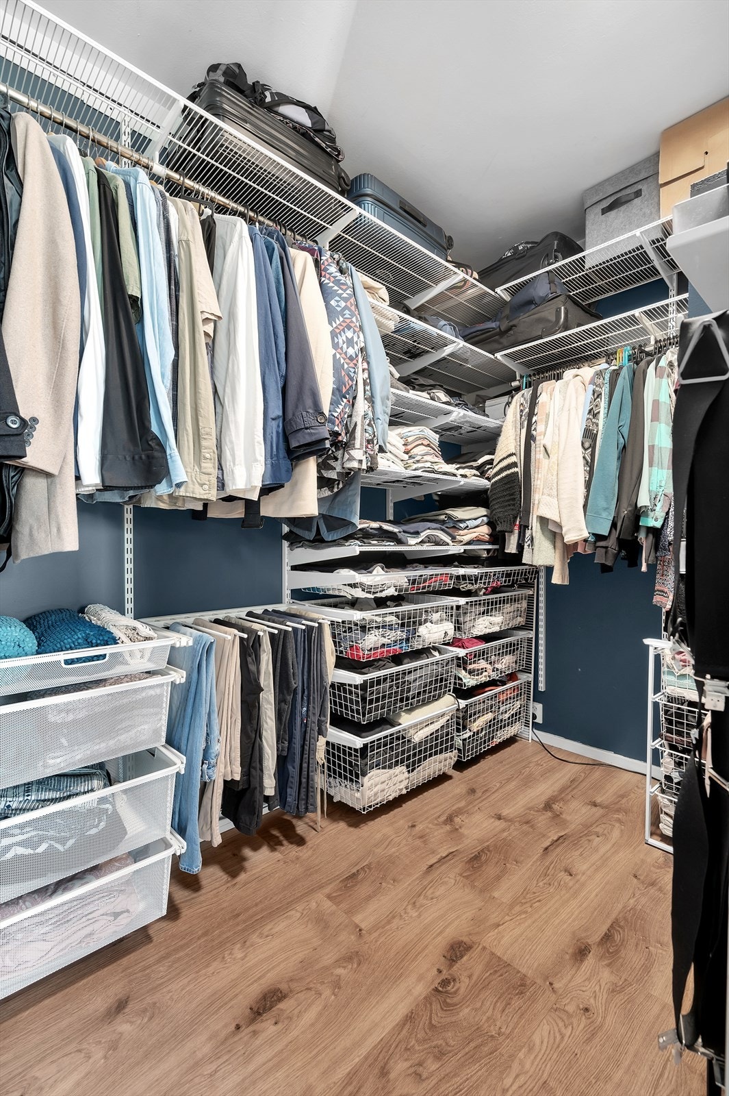 God plass til oppbevaring av klær i walk in closet Galleribilde