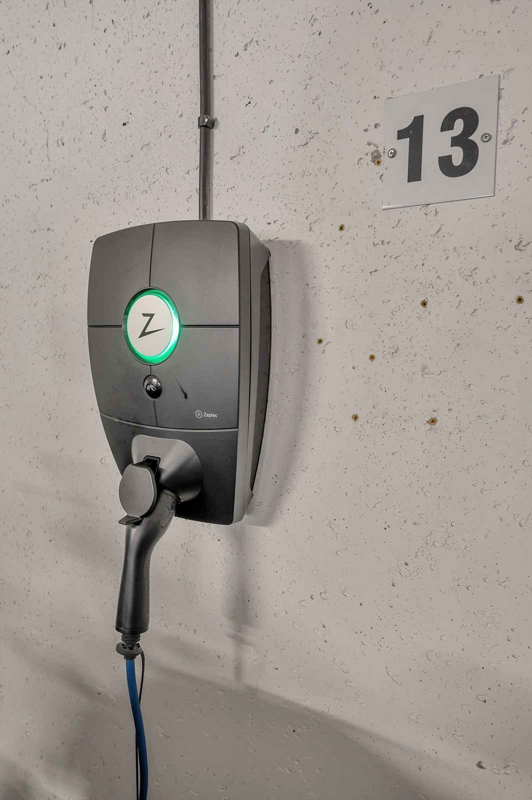 Elbil-lader er installert her. Galleribilde