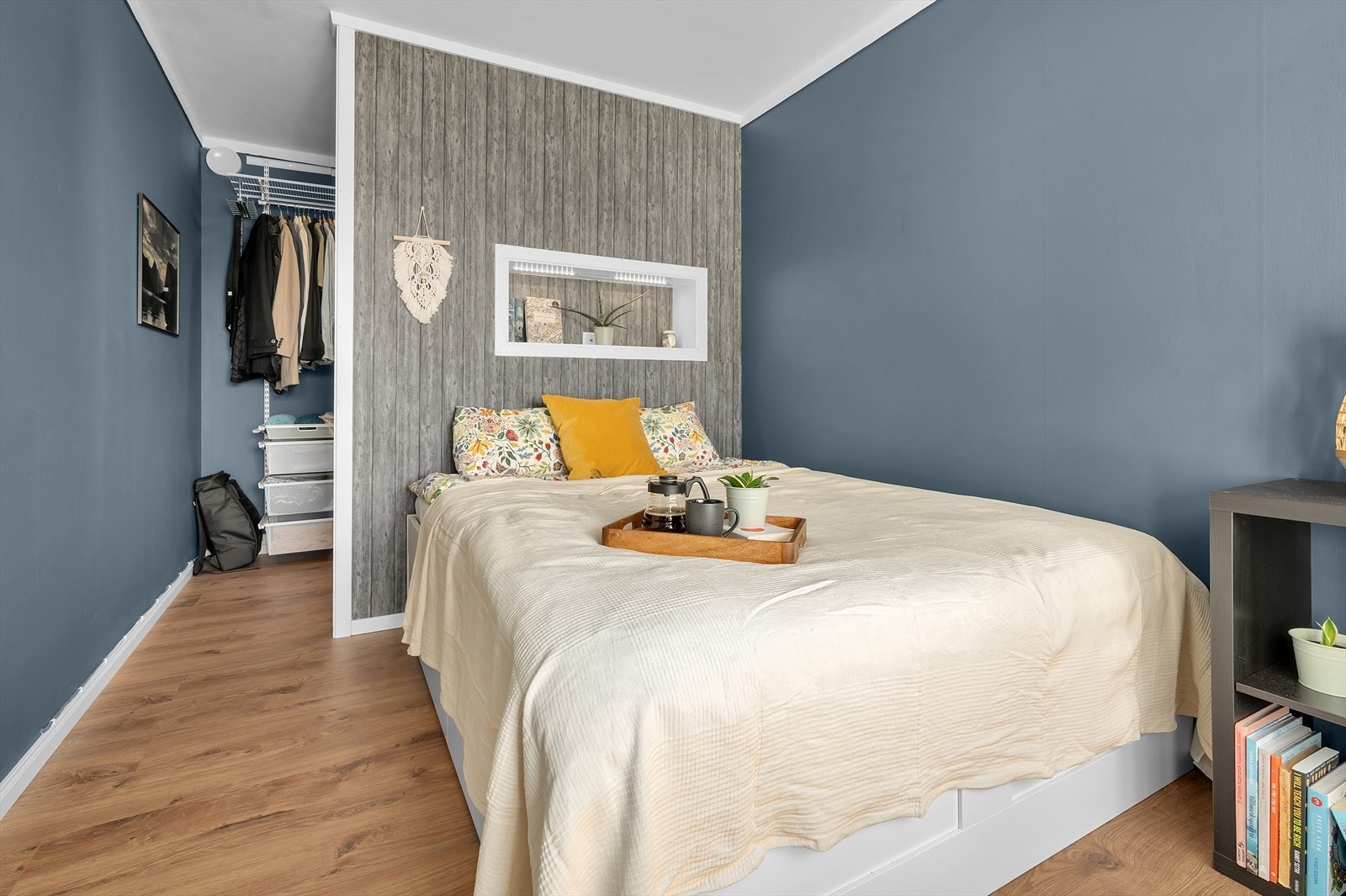 Soverom med god plass til seng, videre bak veggen finner du walk-in-closet Galleribilde