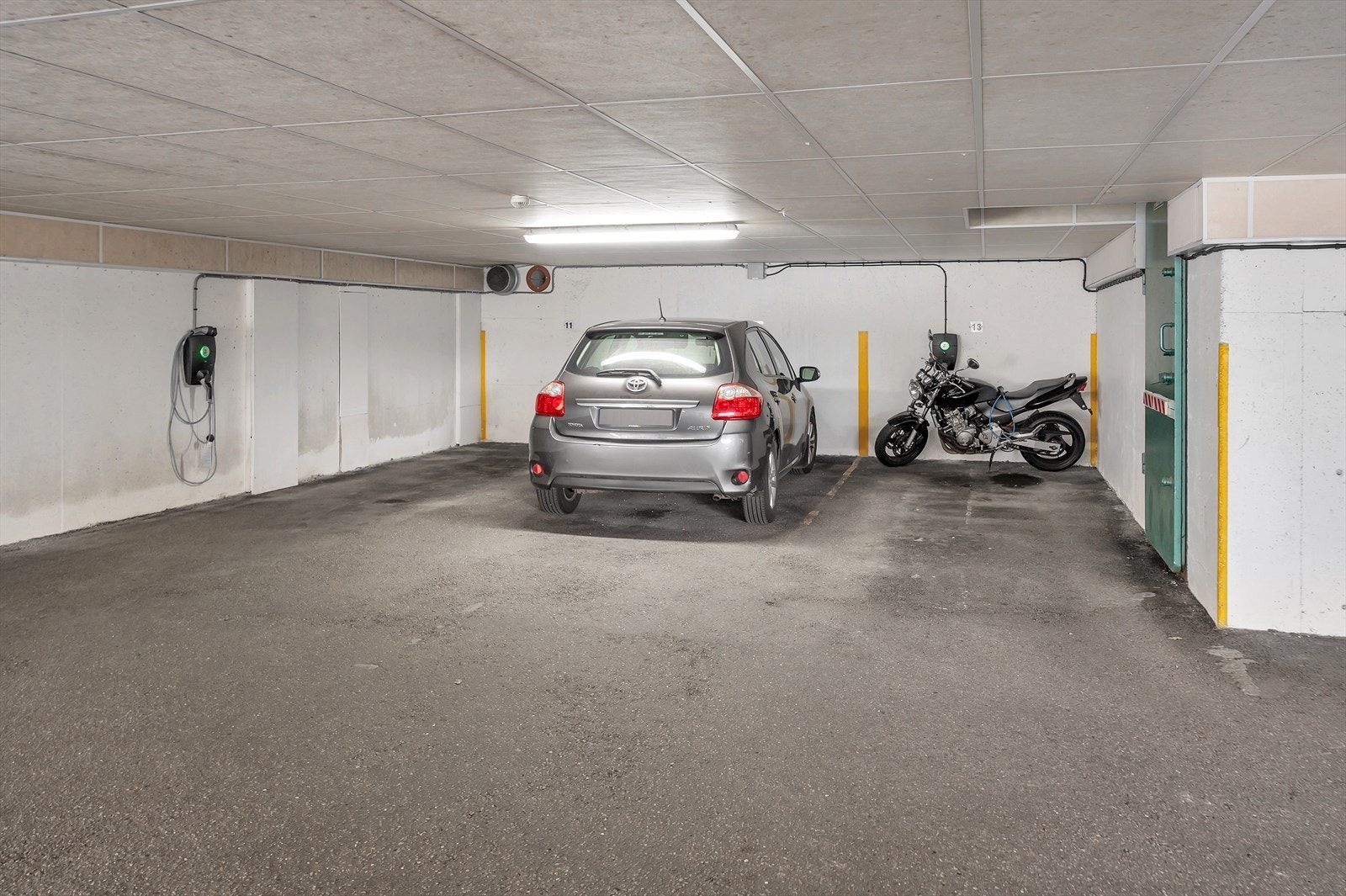 Parkeringsplass i parkeringskjeller. Nr. 13 følger leiligheten vi har for salg. Galleribilde
