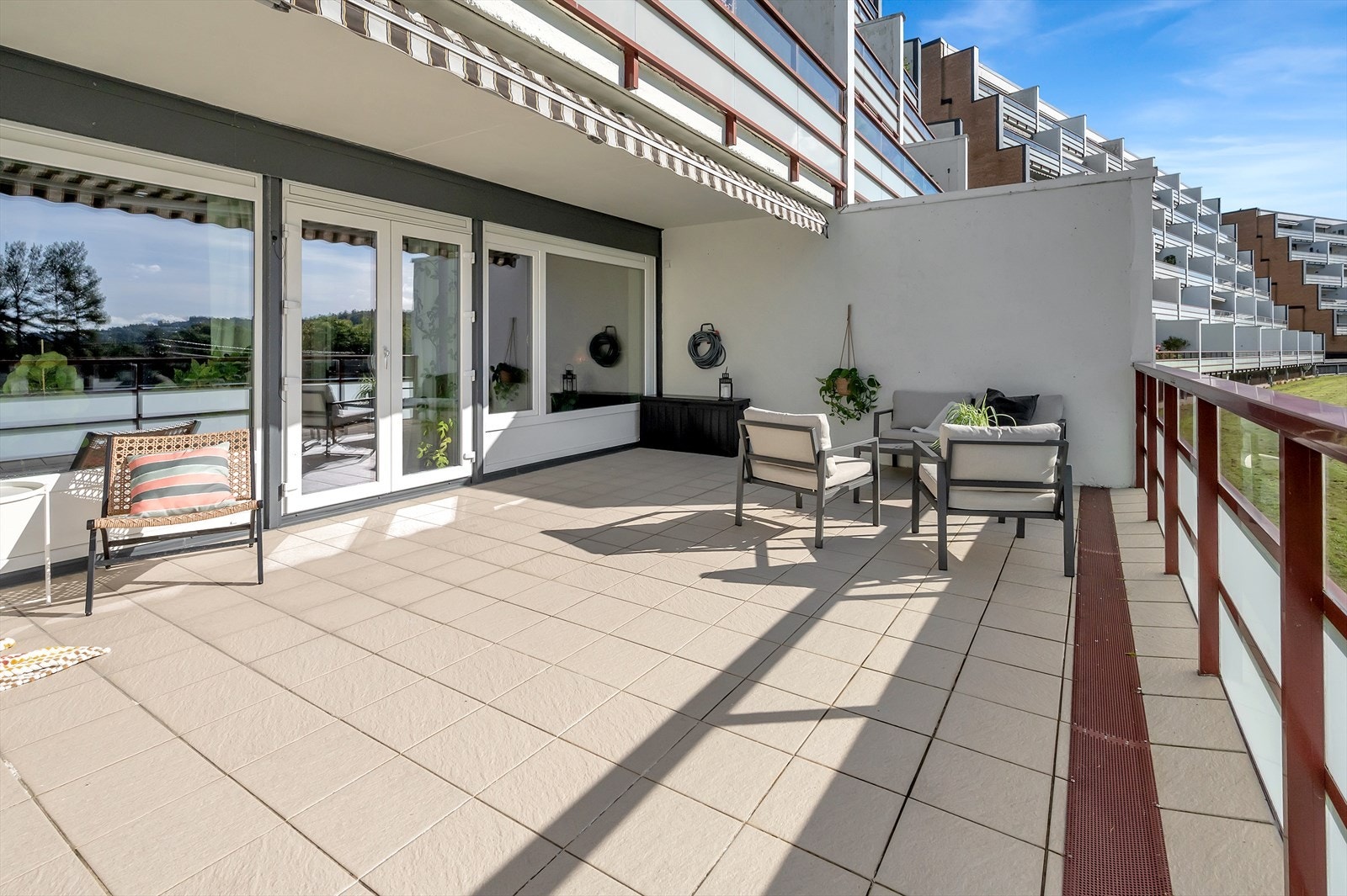 Stor, lys og flislagt terrasse på 32 kvm Galleribilde