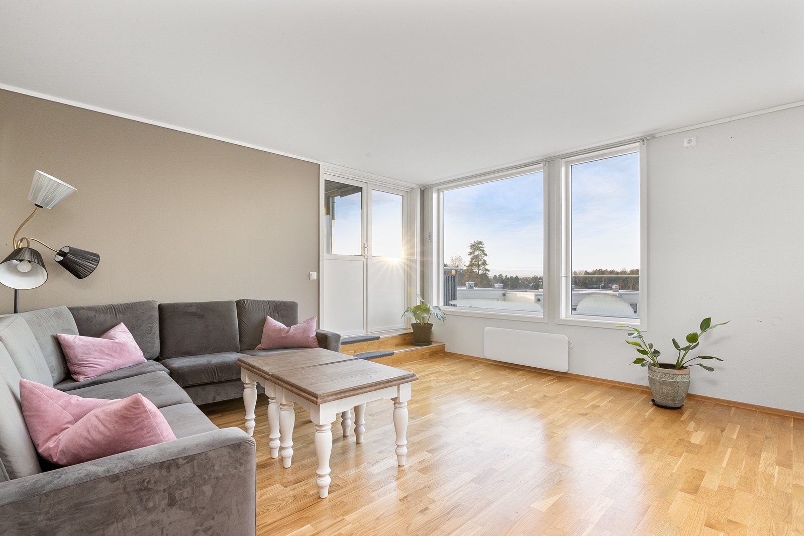 Stuen er et sentralt rom, her er det god plass til sosial samvær Galleribilde