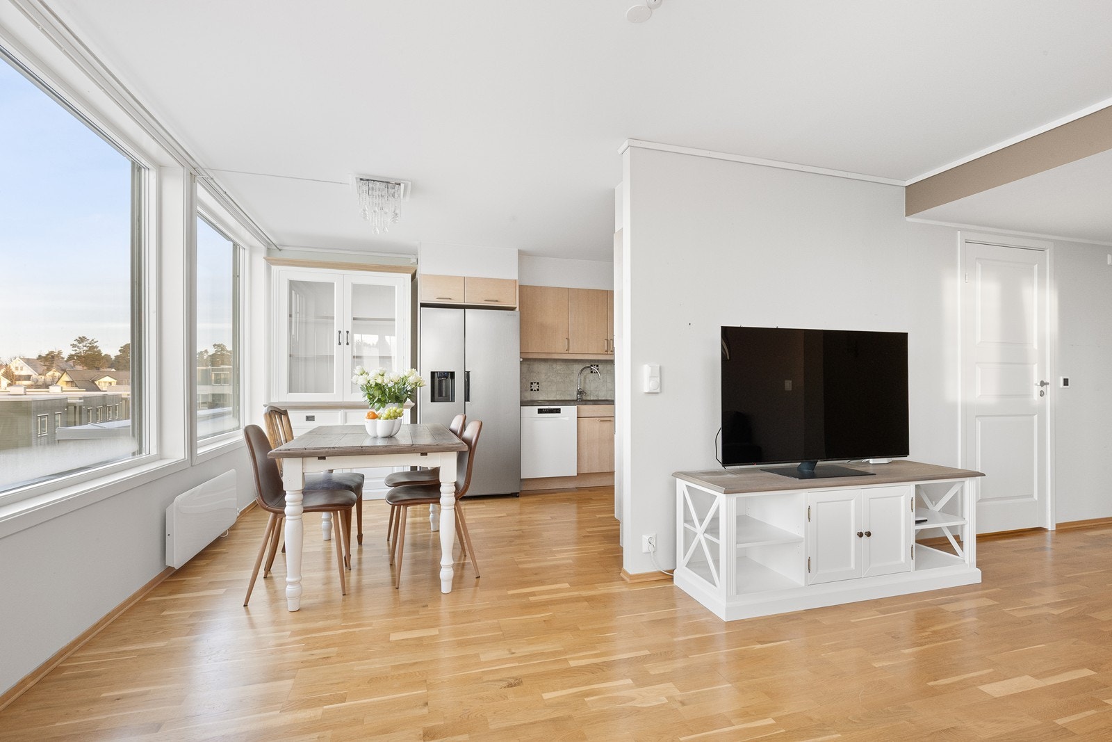 Stuen har god plass til både spisebord og sittegruppe, med gjennomgående parkett Galleribilde