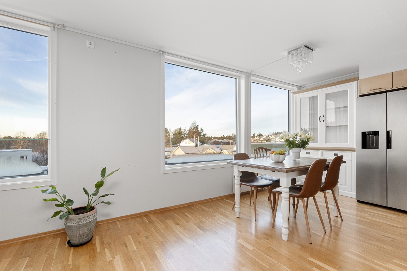 Store vindusflater gir rikelig med naturlig lys i stua Galleribilde