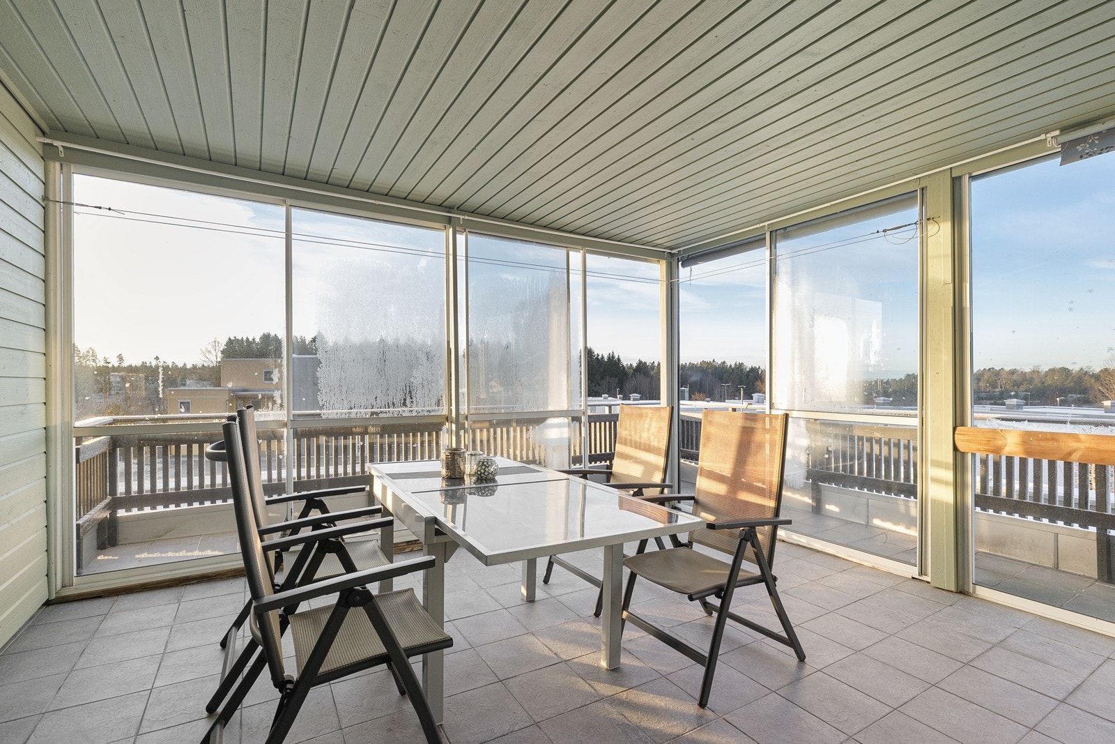 Dette er en usjenert toppleilighet har en stor, innglasset balkong på 22 m² Galleribilde