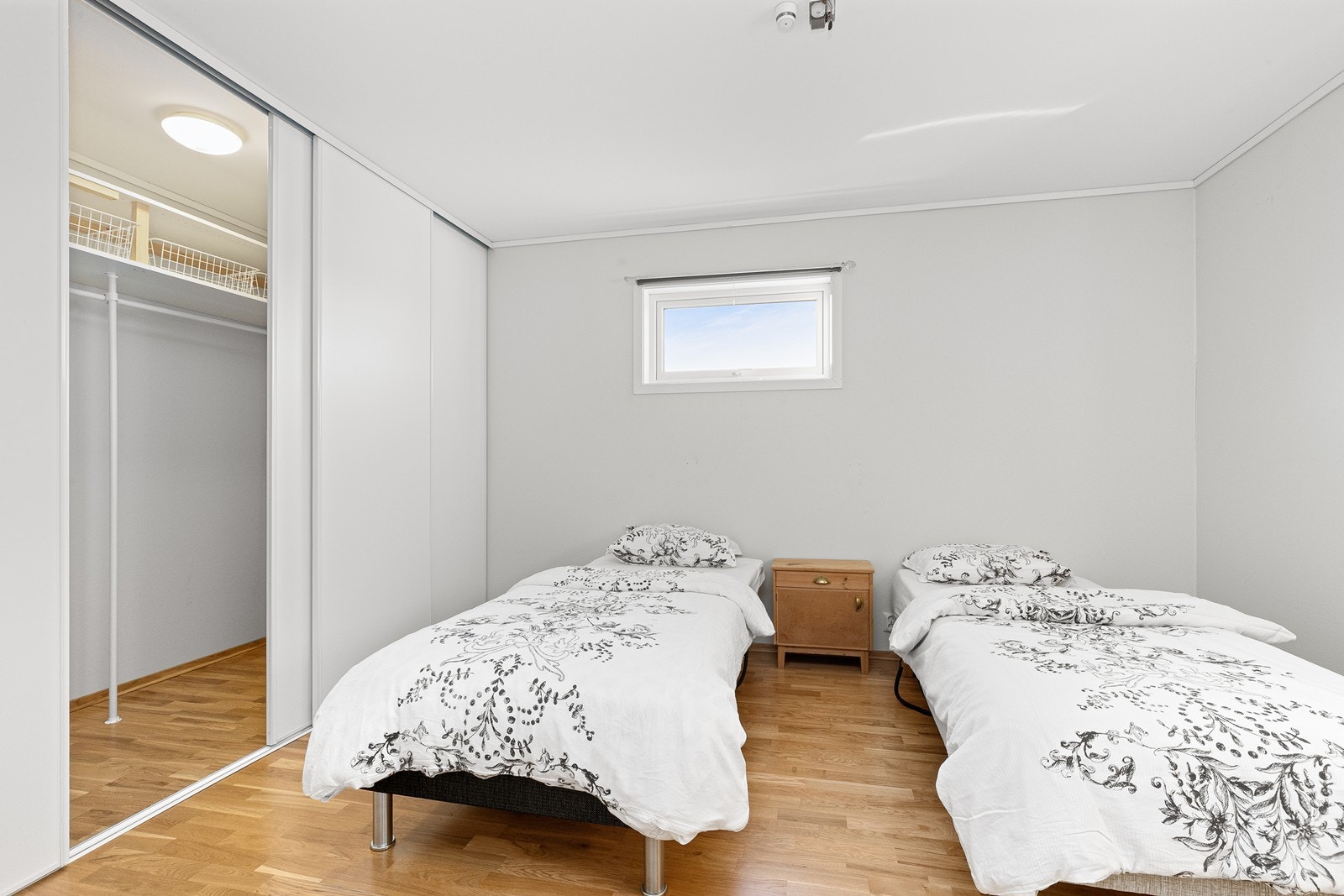 Soverommet har god plass og er innredet med en romslig skyvedørsgarderobe. Galleribilde