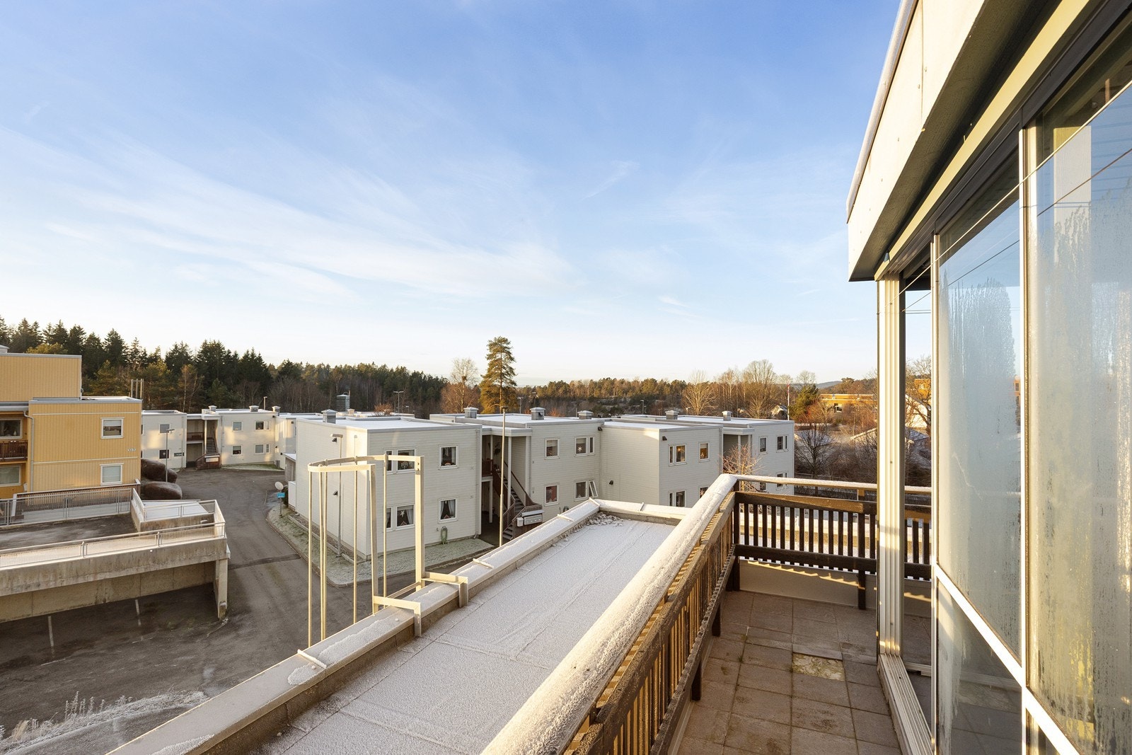 Fra uteplassene har man en åpen og fri utsikt over nærområdet Galleribilde