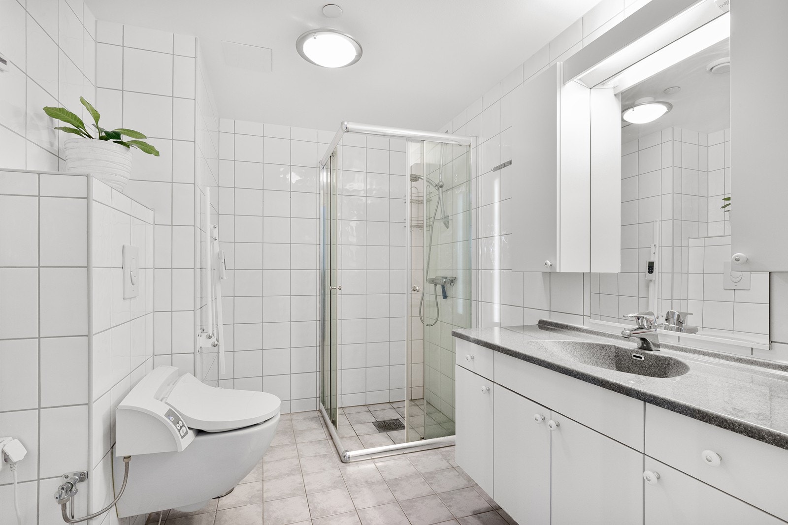 Leiligheten har to flislagte bad Galleribilde