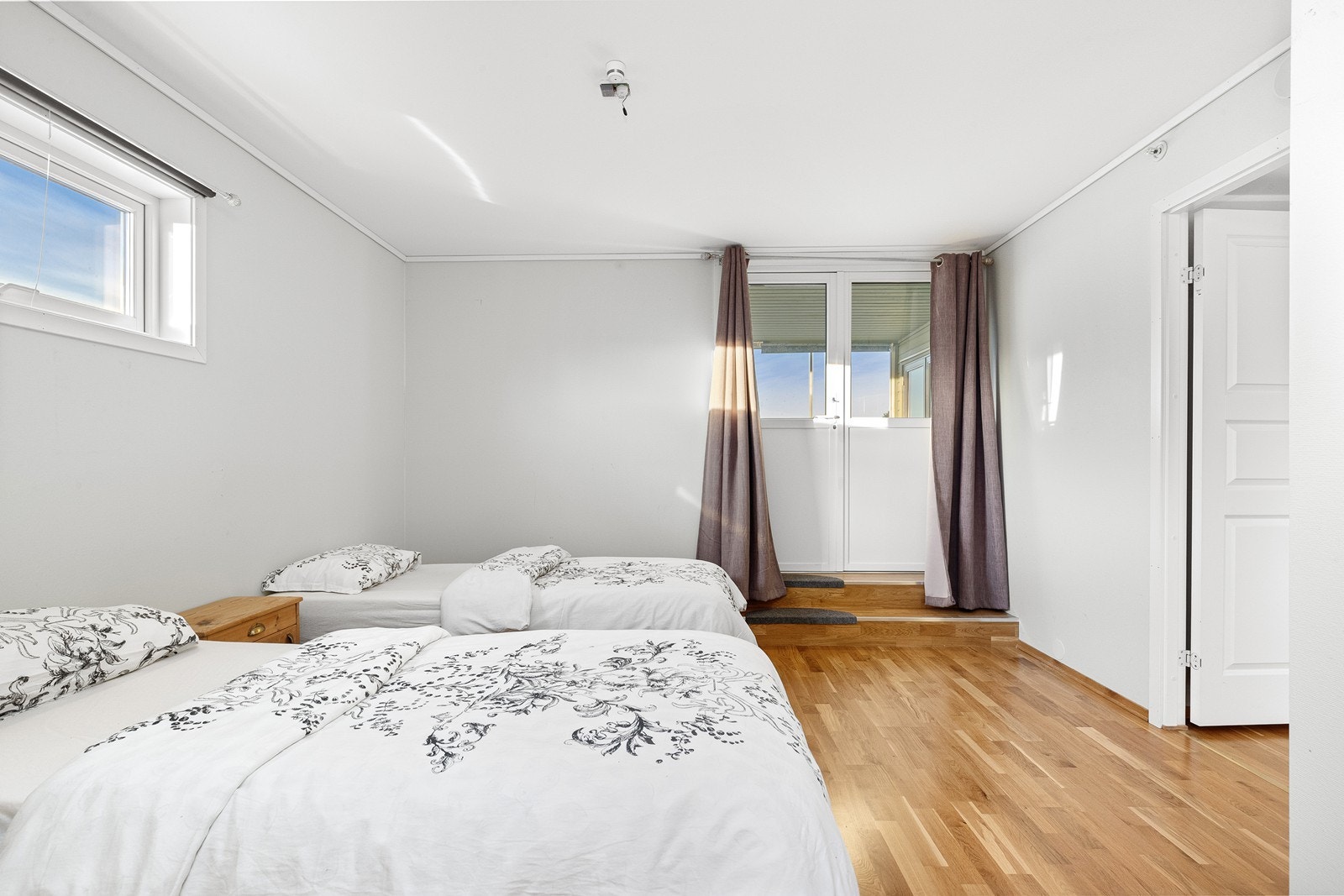 Ett av soverommene har direkte utgang til den innglassede balkongen Galleribilde