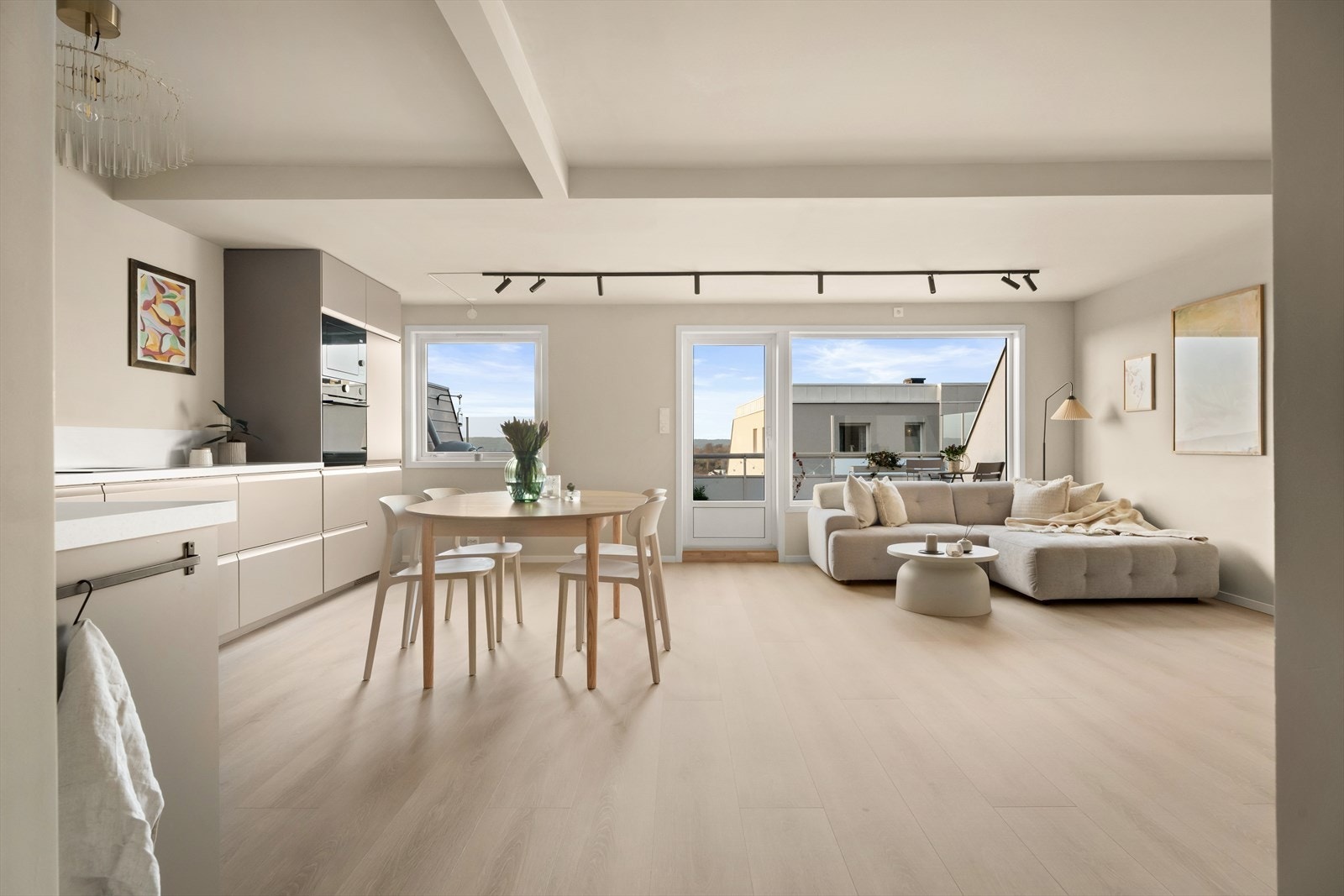 Dette er en rålekker 4-roms andelsleilighet beliggende i et attraktiv område på Kringsjå, på toppen av Fredrikstad Galleribilde