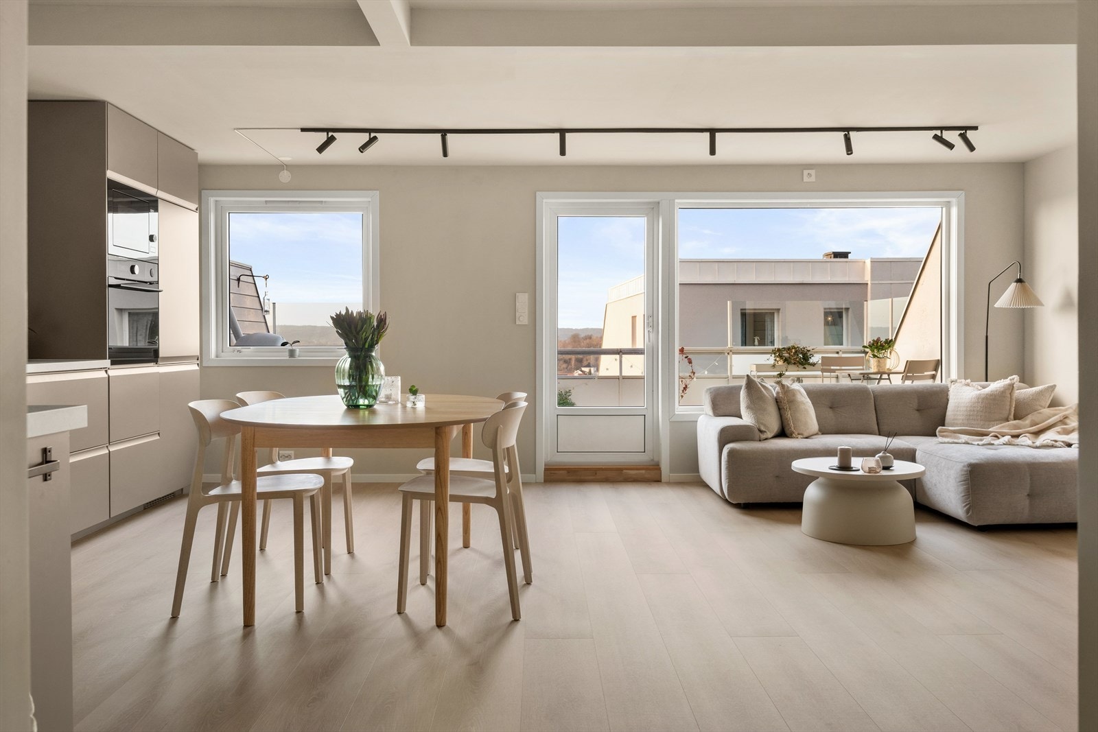 Stuen har store vindusflater som slipper inn godt med naturlig lys og gir rommet en lys og luftig følelse. Galleribilde