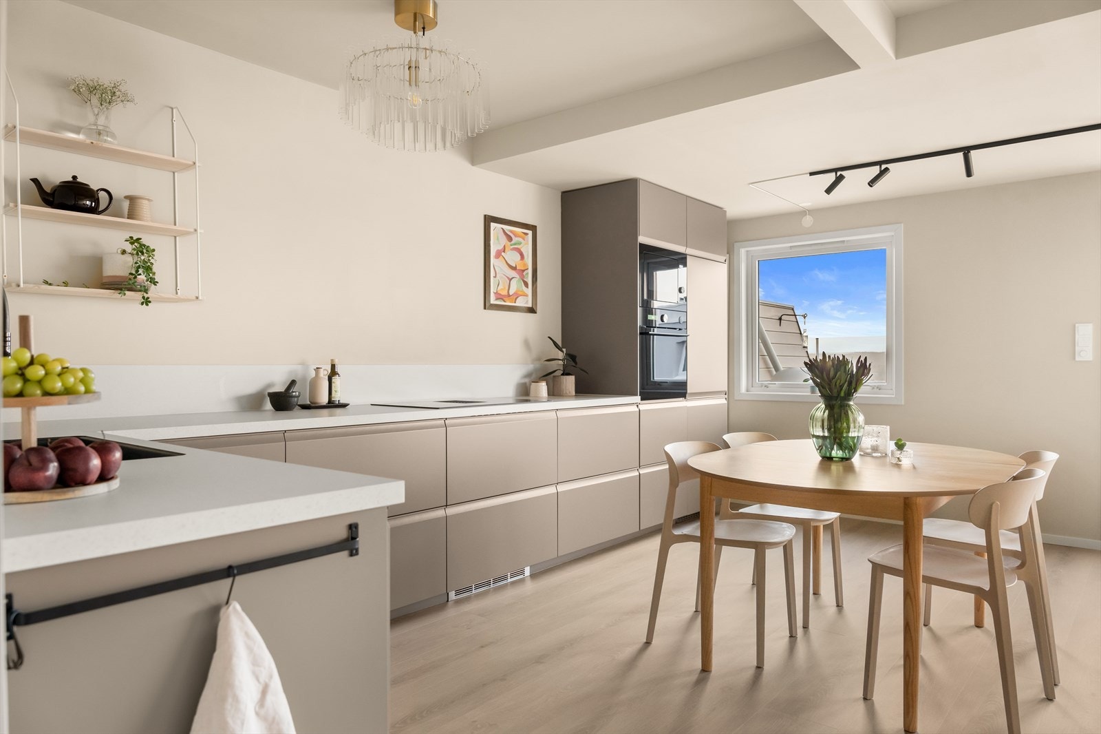 Innredningen er utstyrt med integrert oppvaskmaskin, induksjonstopp med integrert avtrekksvifte og kullfilter, komfyr, mikrobølgeovn samt kombinert kjøle- og fryseskap. Galleribilde