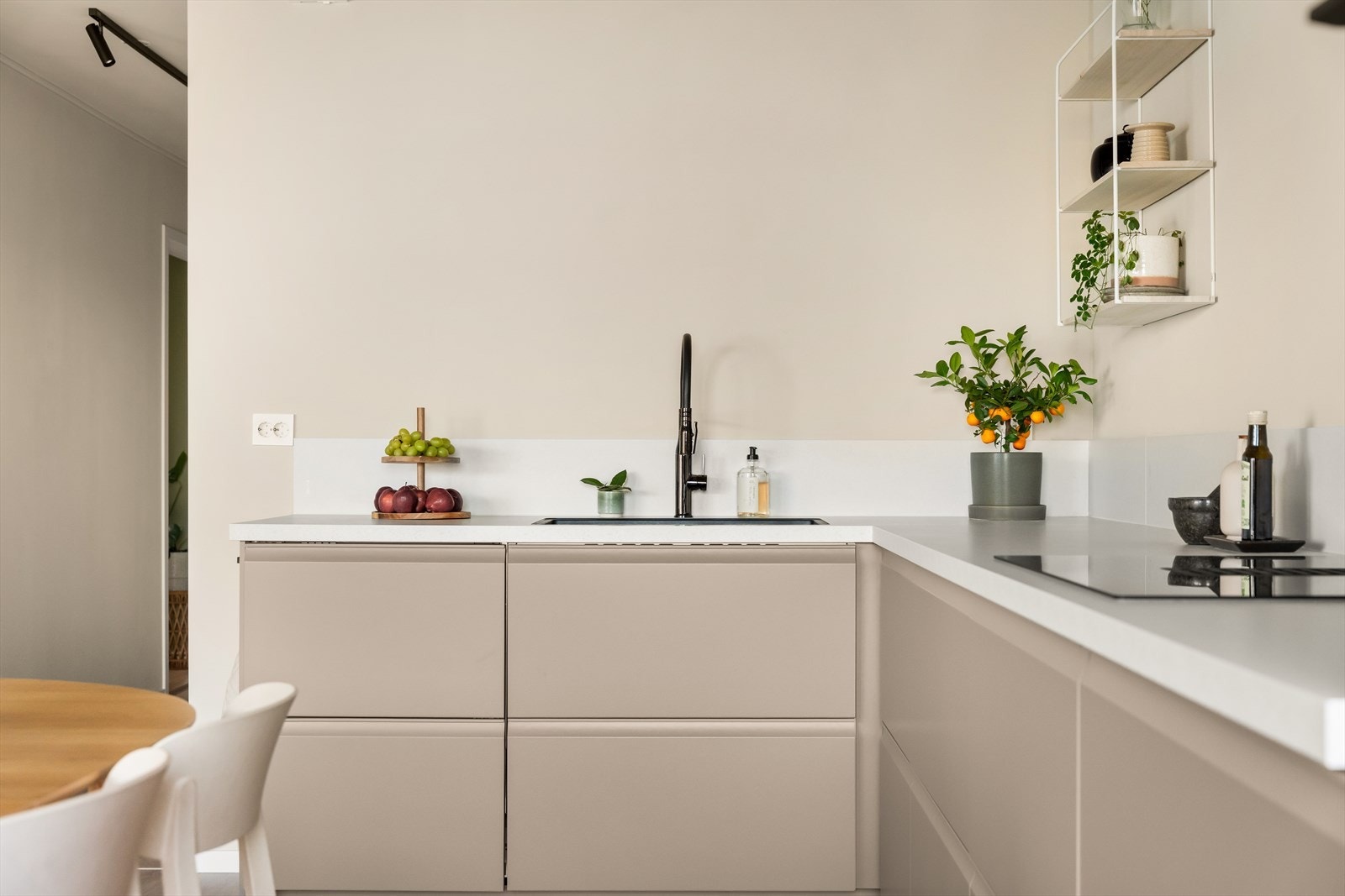 Over benkeplaten er det montert sprutsikker plate som gjør rengjøringen enkel og praktisk. Galleribilde