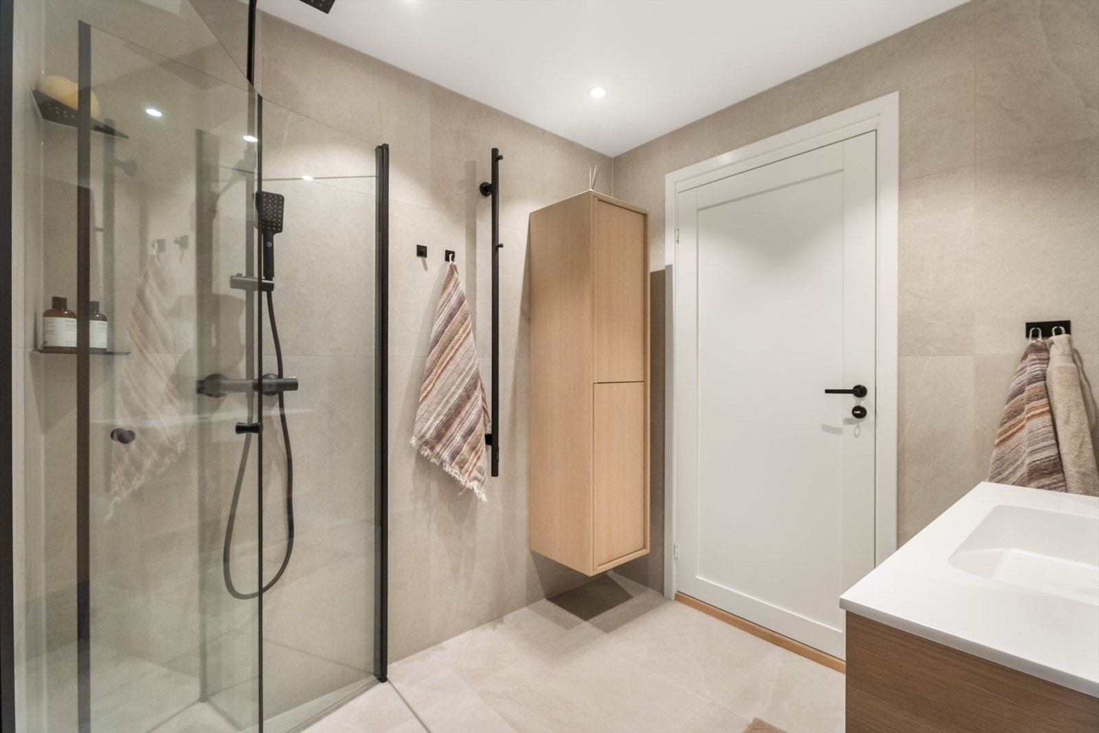 I taket er det malt gips med integrerte downlights som gir jevn og behagelig belysning. Galleribilde