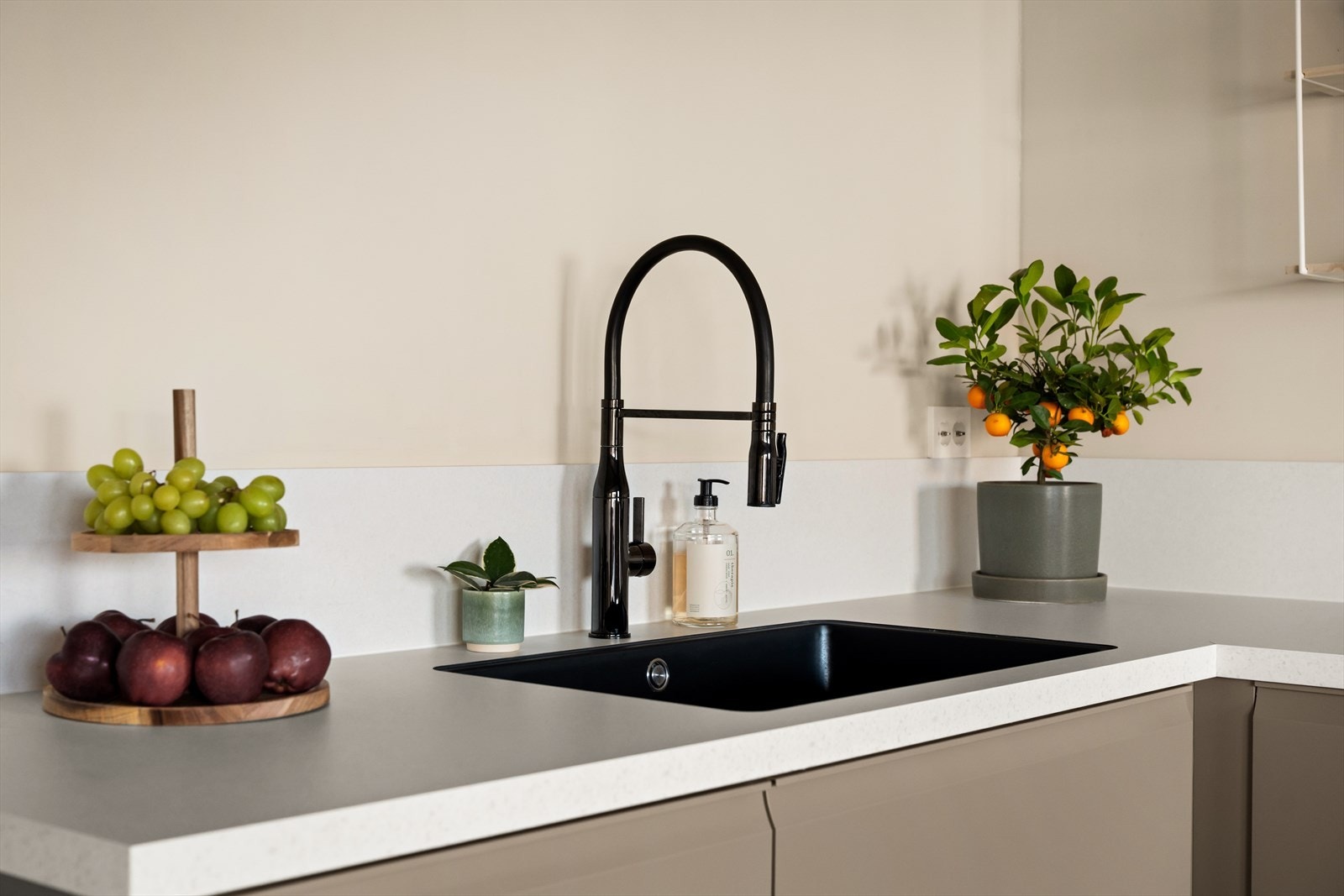 Benkeplaten er i slitesterk laminat og har en underlimt vask som bidrar til et rent og stilrent helhetsinntrykk. Galleribilde