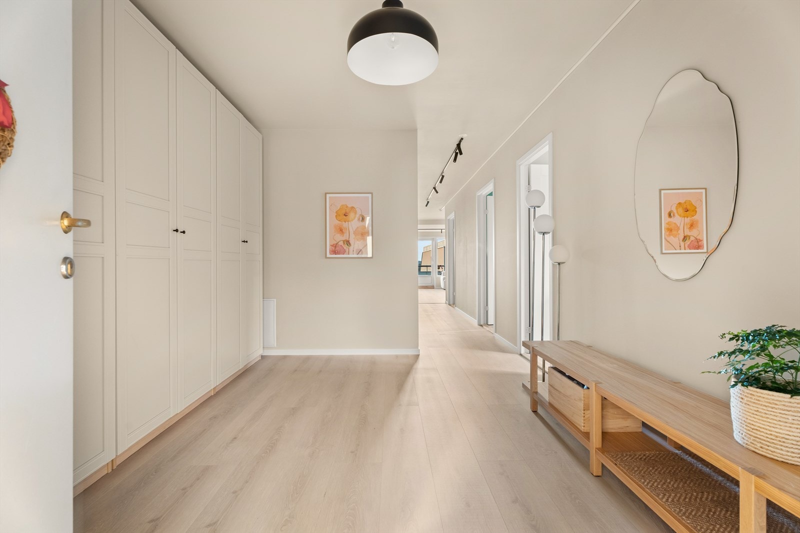 Her er det god plass til yttertøy og sko, med rikelig oppbevaring i praktiske garderobeskap. Galleribilde