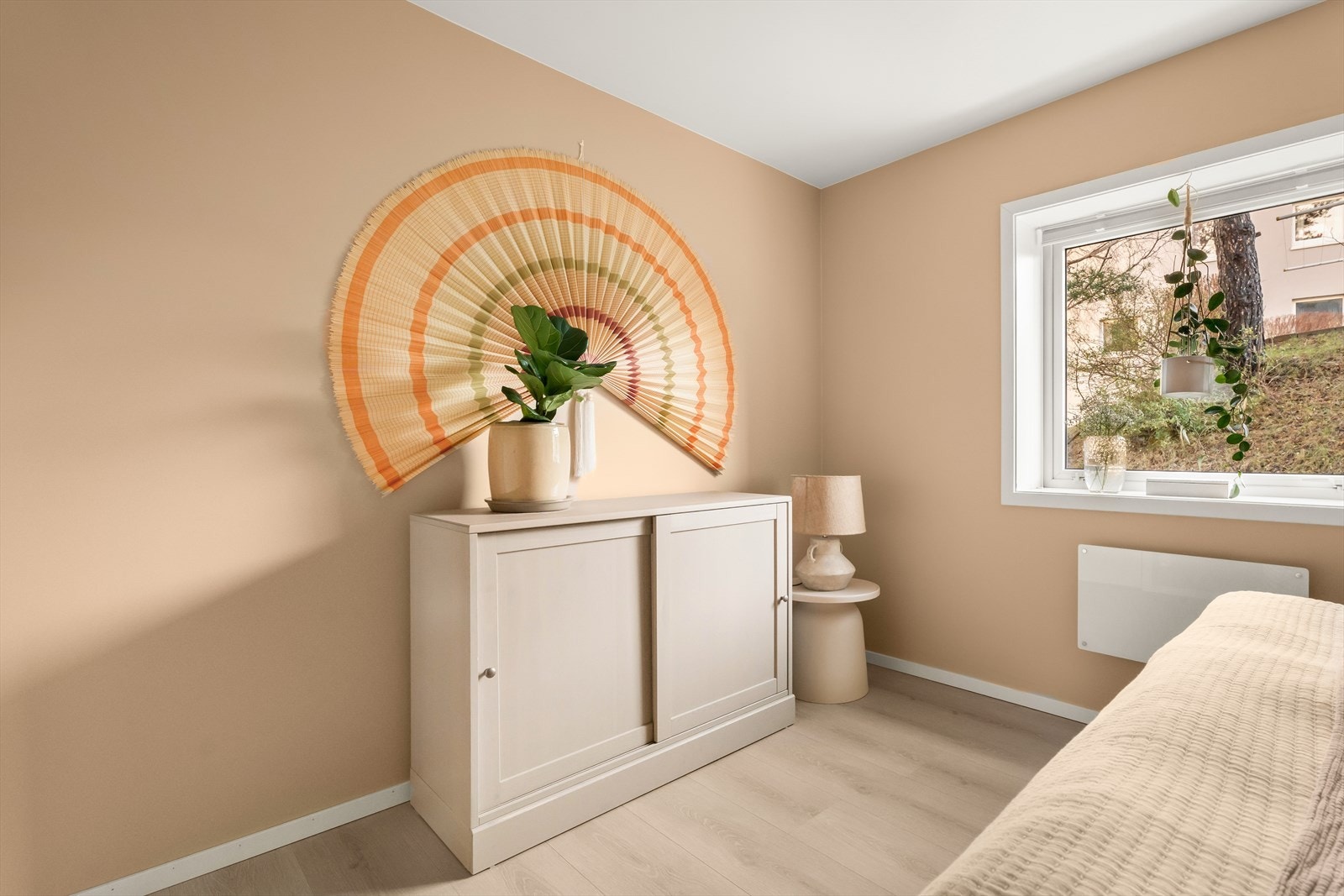 Hovedsoverommet har god plass til dobbeltseng, garderobeløsning og tilhørende nattbord. Galleribilde