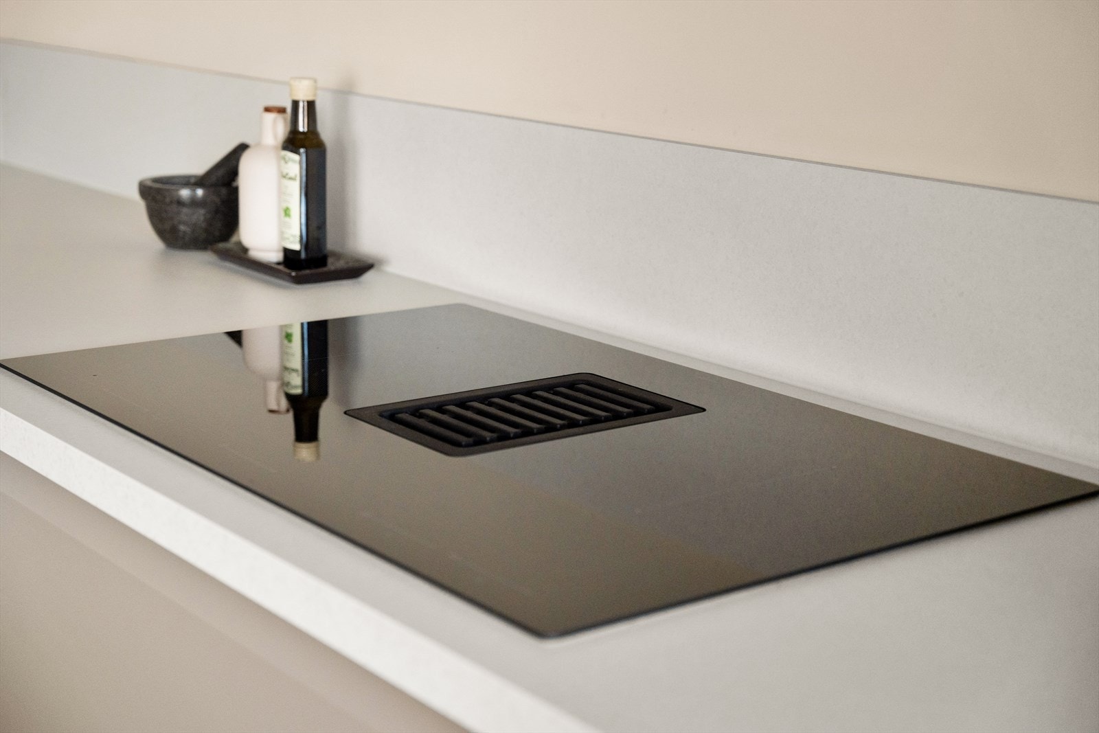 - Induksjonstopp med integrert avtrekksvifte og kullfilter. Galleribilde