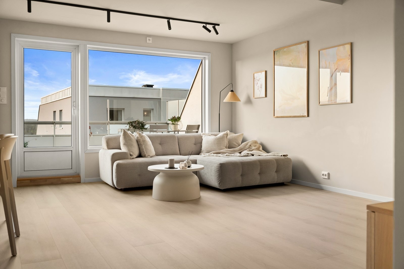 Her har du rikelig med plass til både sofagruppe med tilhørende medialøsning og spisebord. Galleribilde