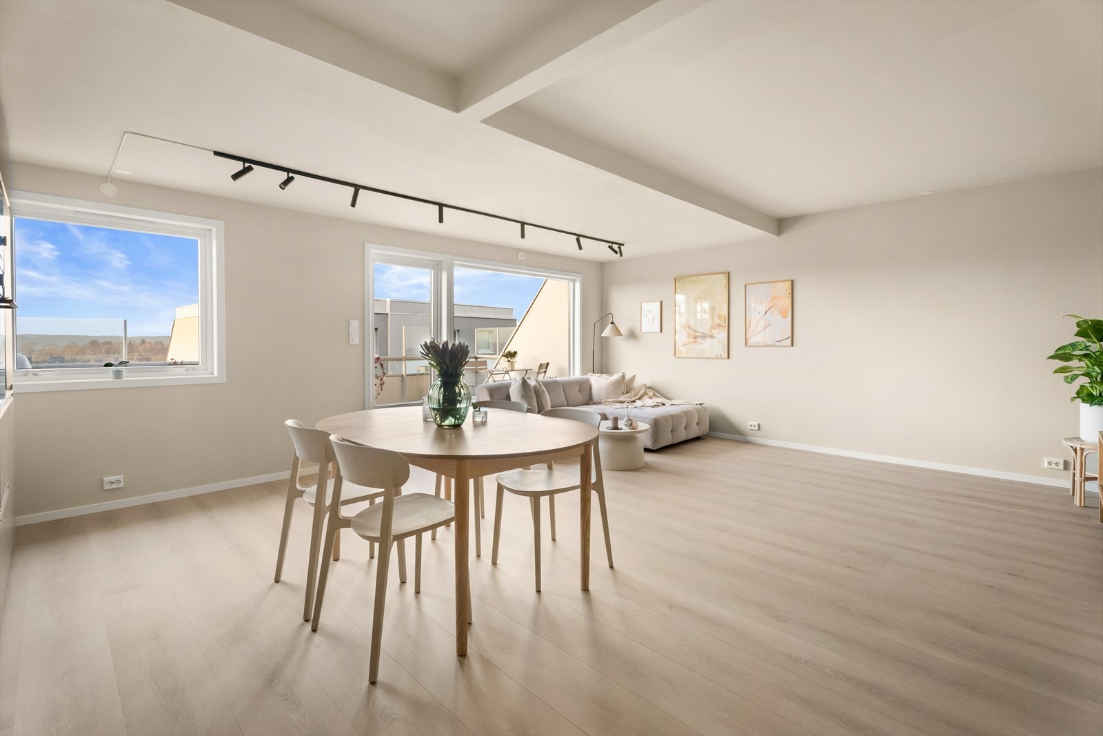 Det delikate, lyse uttrykket og laminatgulvet fra gangen er videreført. Galleribilde