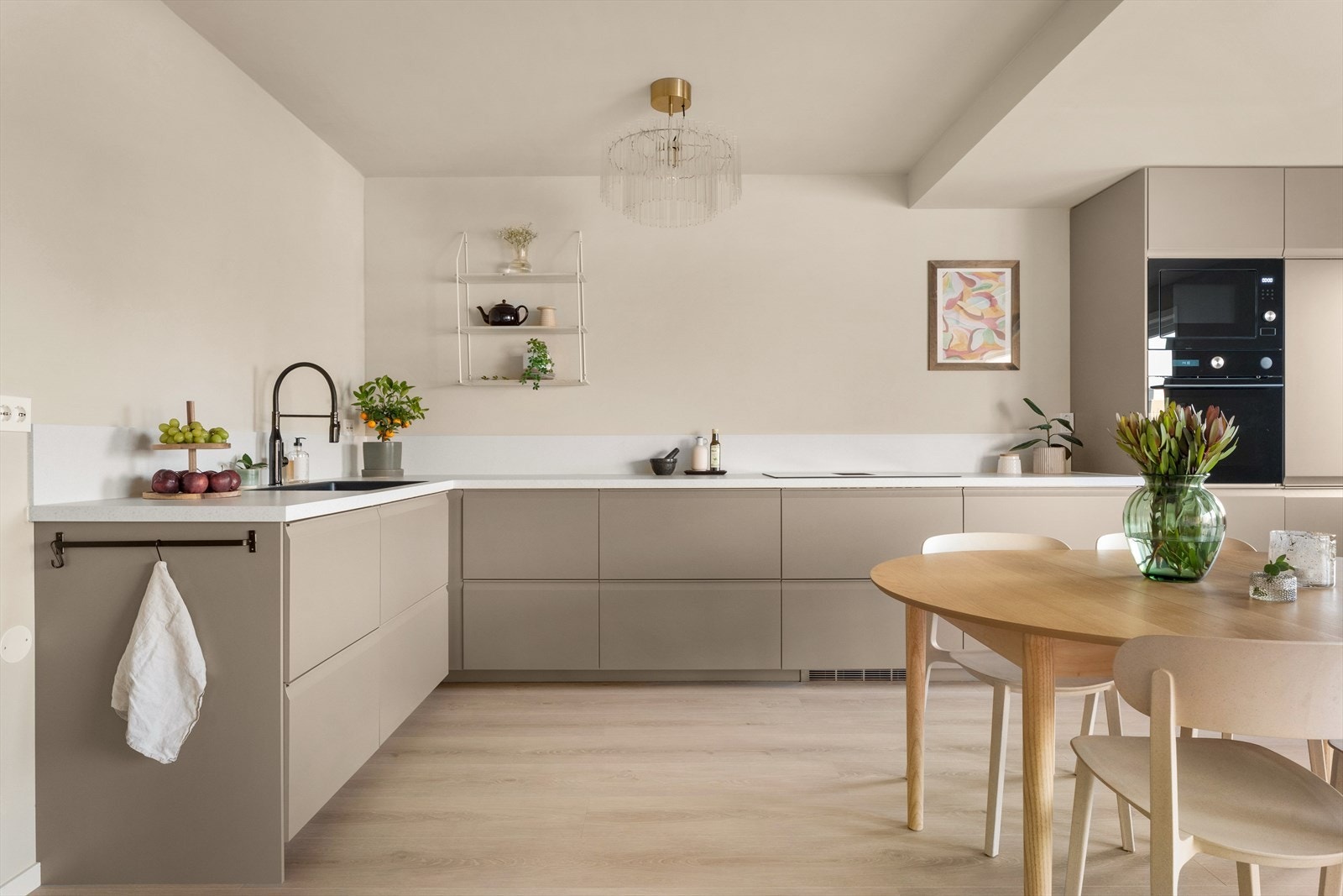 Kjøkkenet er nytt fra 2025 og levert av IKEA, med et moderne og tidløst uttrykk. Galleribilde