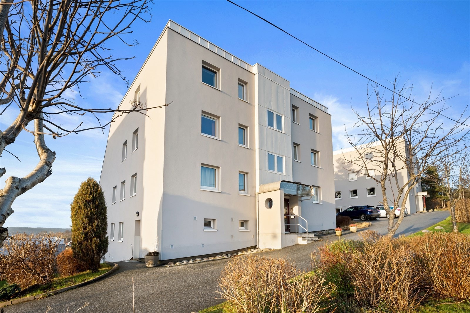 Borettslaget består av 186 leiligheter og er perfekt for deg som ønsker nærhet til skog og mark med helårs turterreng, samtidig som det er gangavstand til sentrum, offentlig kommunikasjon, diverse servicetilbud og idylliske Gamlebyen. Galleribilde