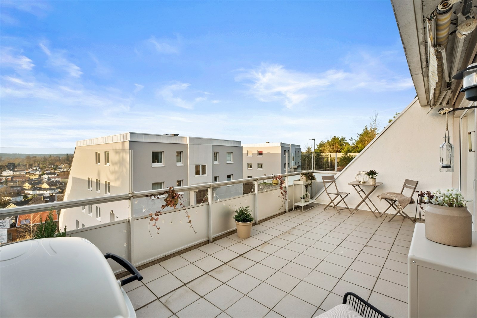 Dette er et flott uteområde som egner seg godt til både hverdagsbruk og hyggelige sammenkomster med venner og familie. Galleribilde