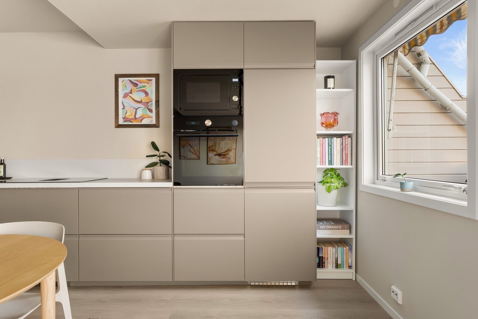 De grå, slette frontene gir et elegant preg og harmonerer fint med resten av rommet. Galleribilde