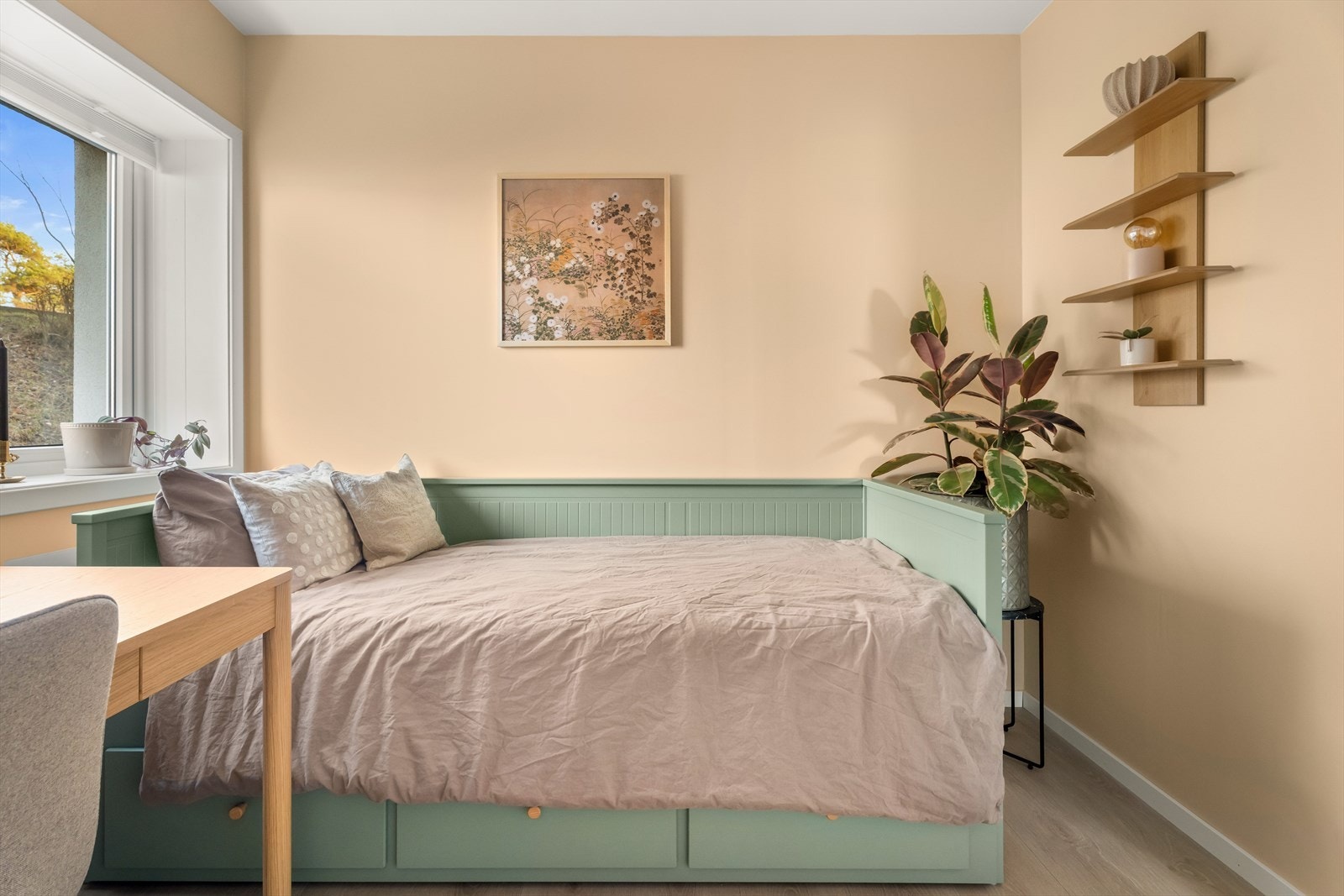 Store vindusflater slipper inn rikelig med naturlig lys. Galleribilde