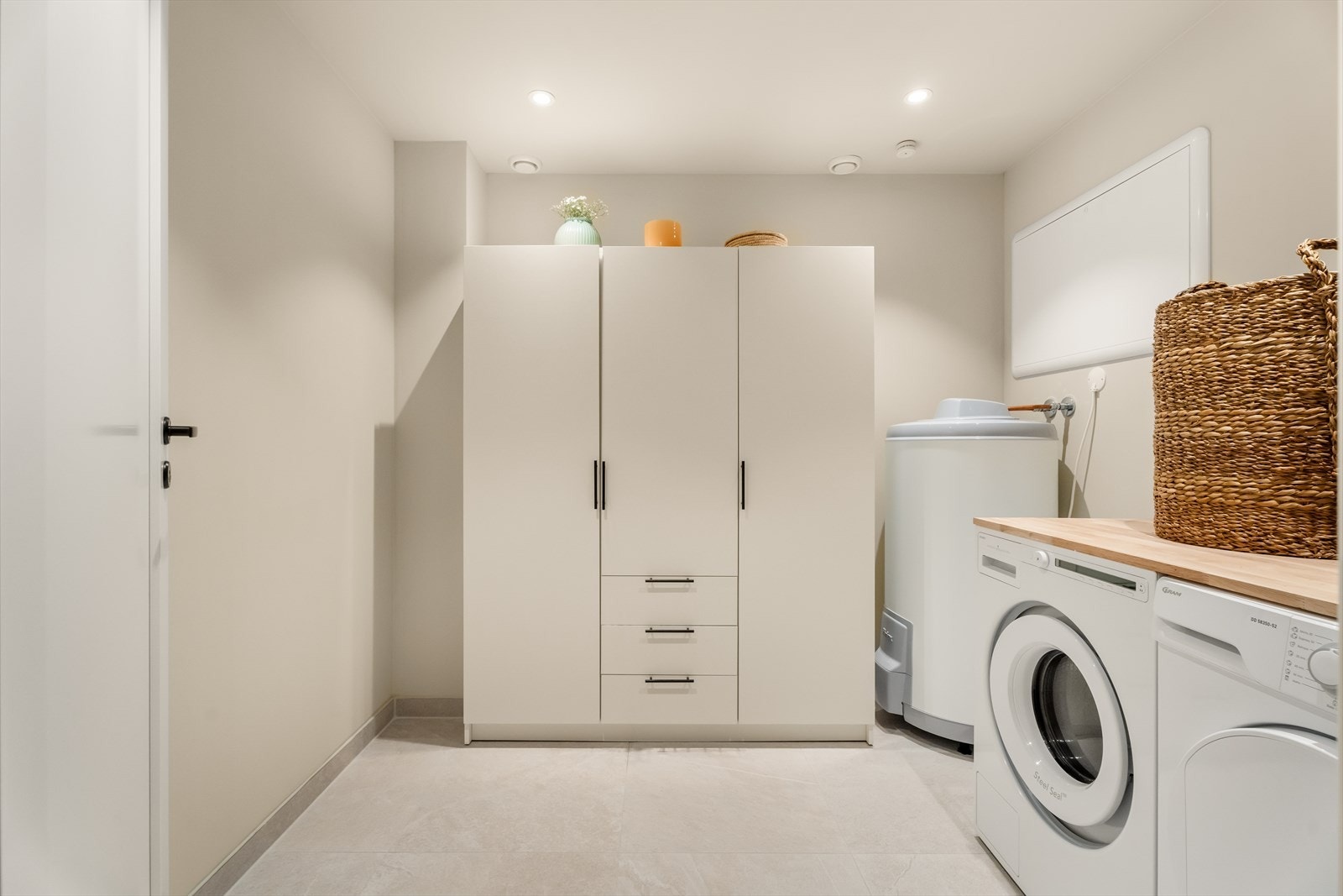 Leiligheten har en innvendig bod med flislagt gulv, som i 2025 ble utstyrt med opplegg for vaskemaskin. Galleribilde