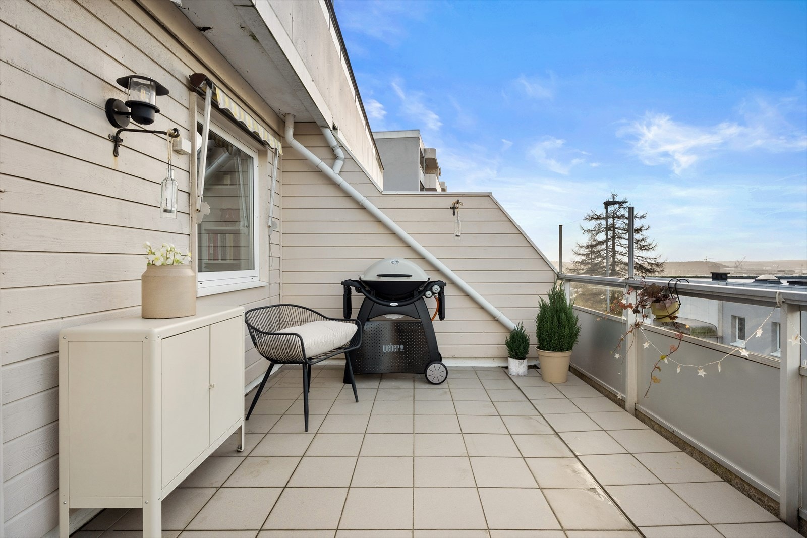 Fra stuen er det utgang til en romslig, vestvendt terrasse på ca. 18 m². Galleribilde