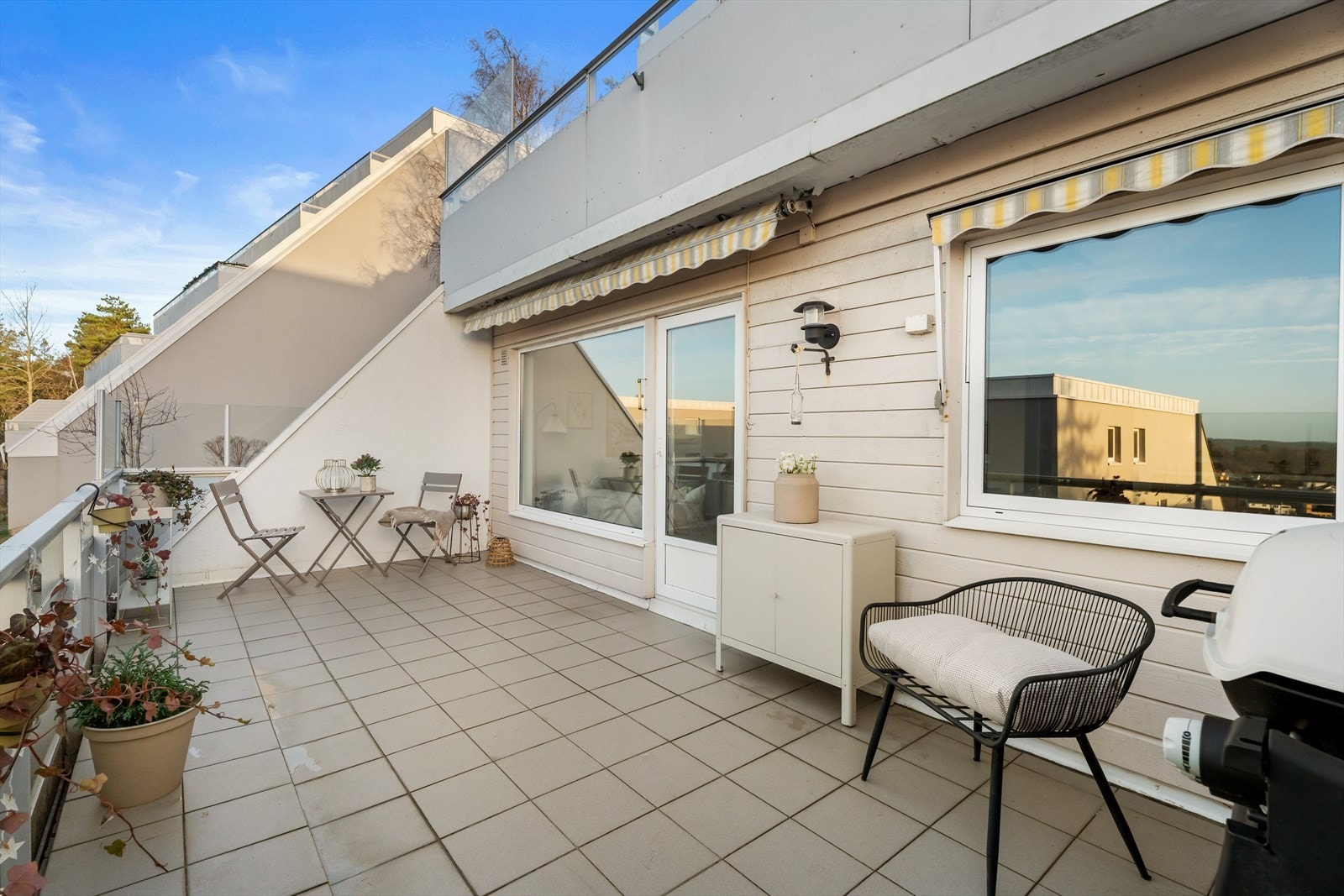 Terrassen har rikelig med plass til utemøbler. Galleribilde