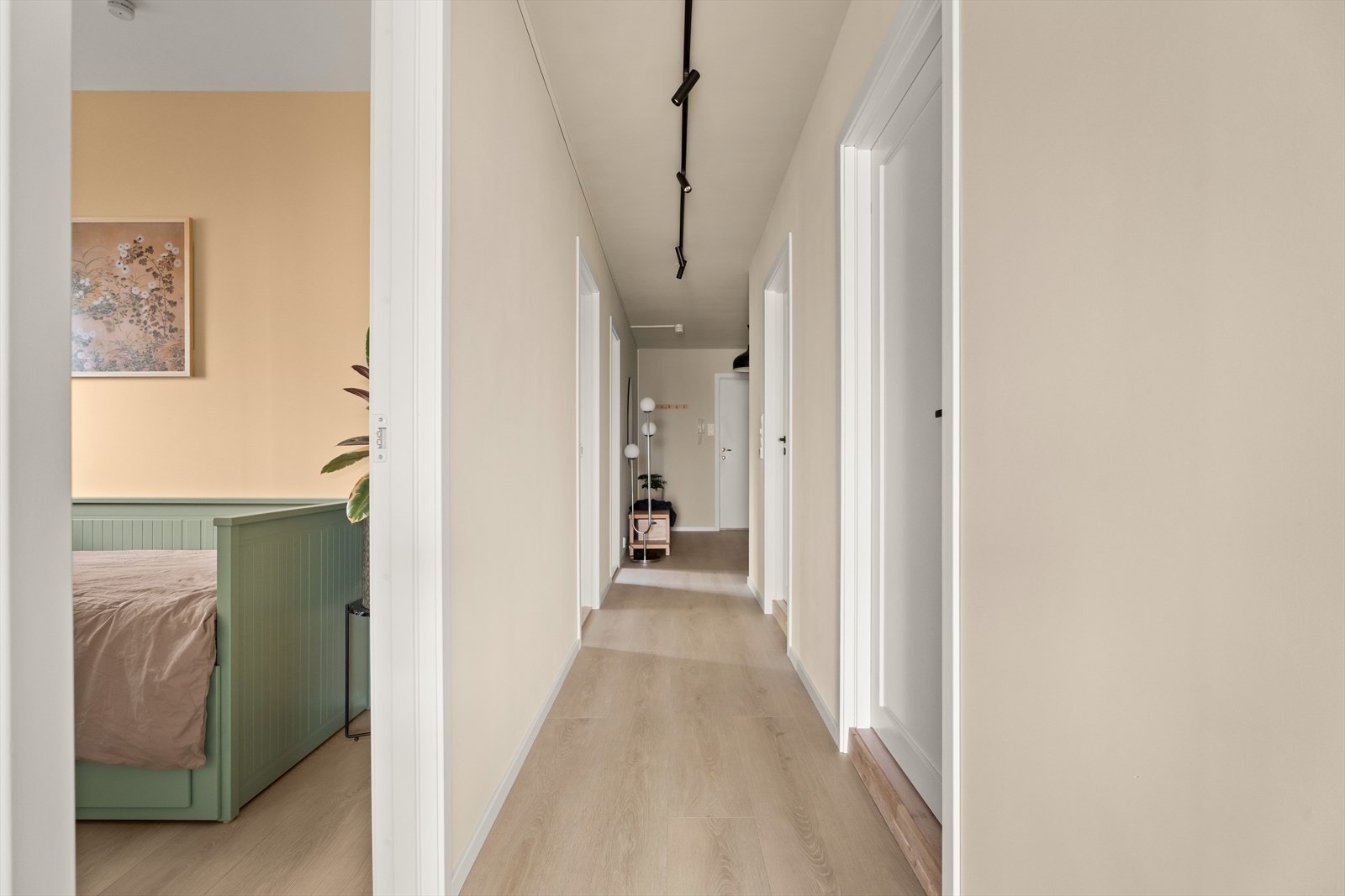 - og leder naturlig videre til leilighetens øvrige rom. Galleribilde