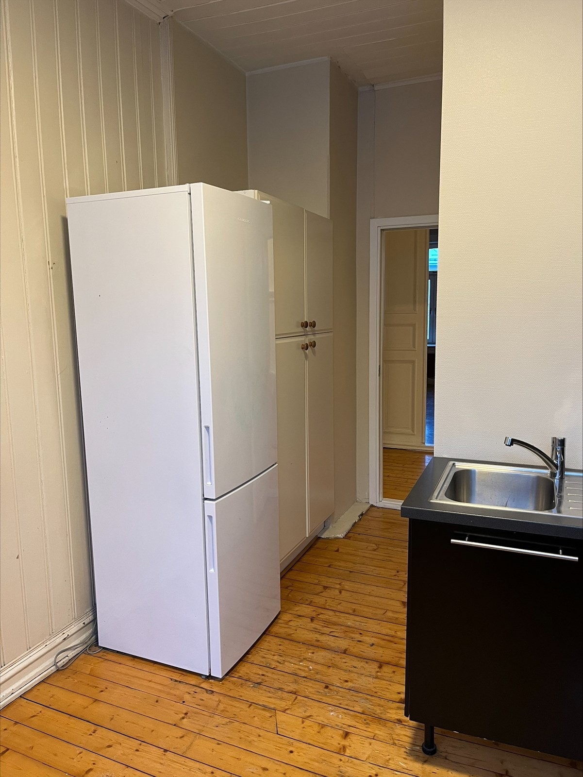 Kjøkken, kjøleskapet medfølger. Galleribilde