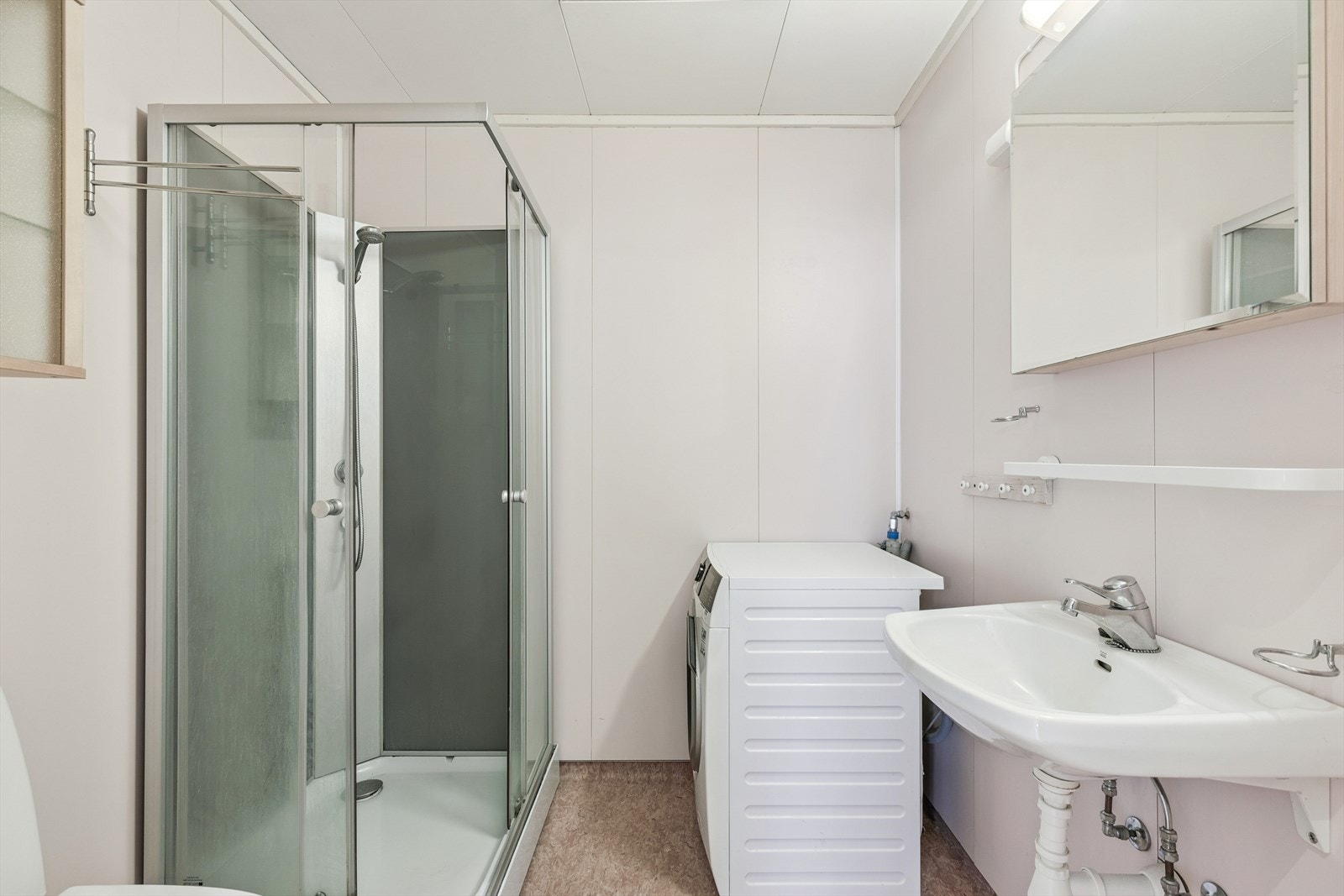 Bad/wc med vaskemaskin. Galleribilde