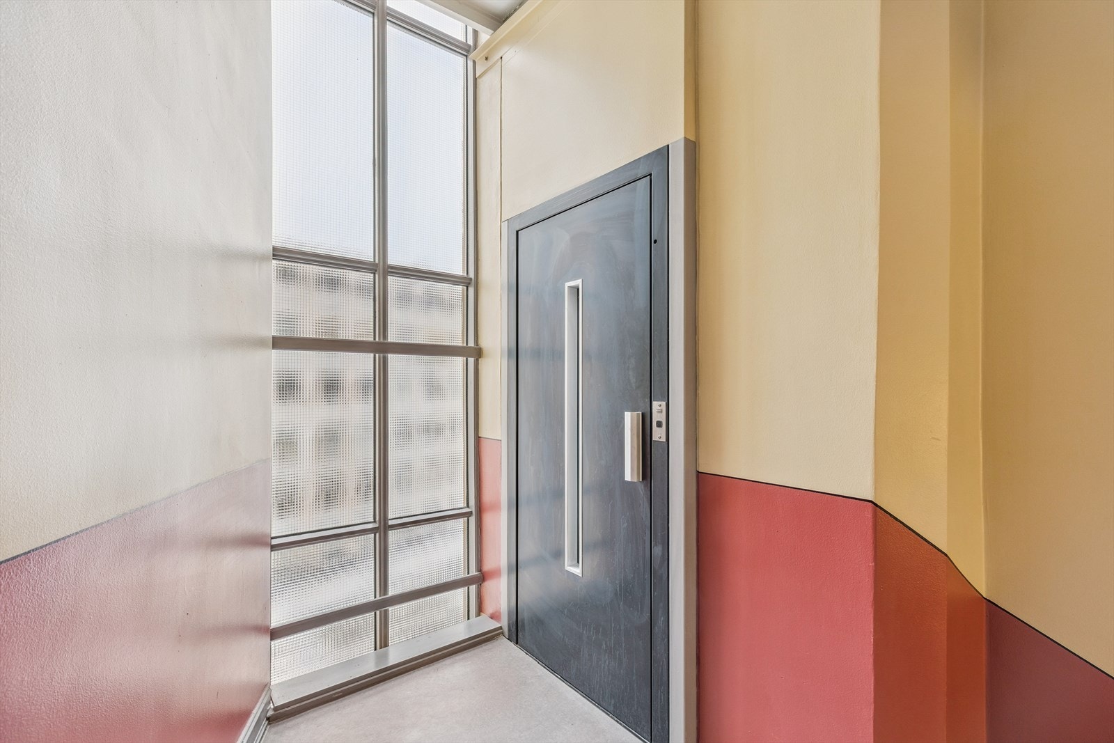 Det er installert en liten heis i det ene trappeløpet. Heisen stopper i hvert repo mellom etasjene. (Halv etasje opp og ned fra inngangen til leiligheten). Galleribilde