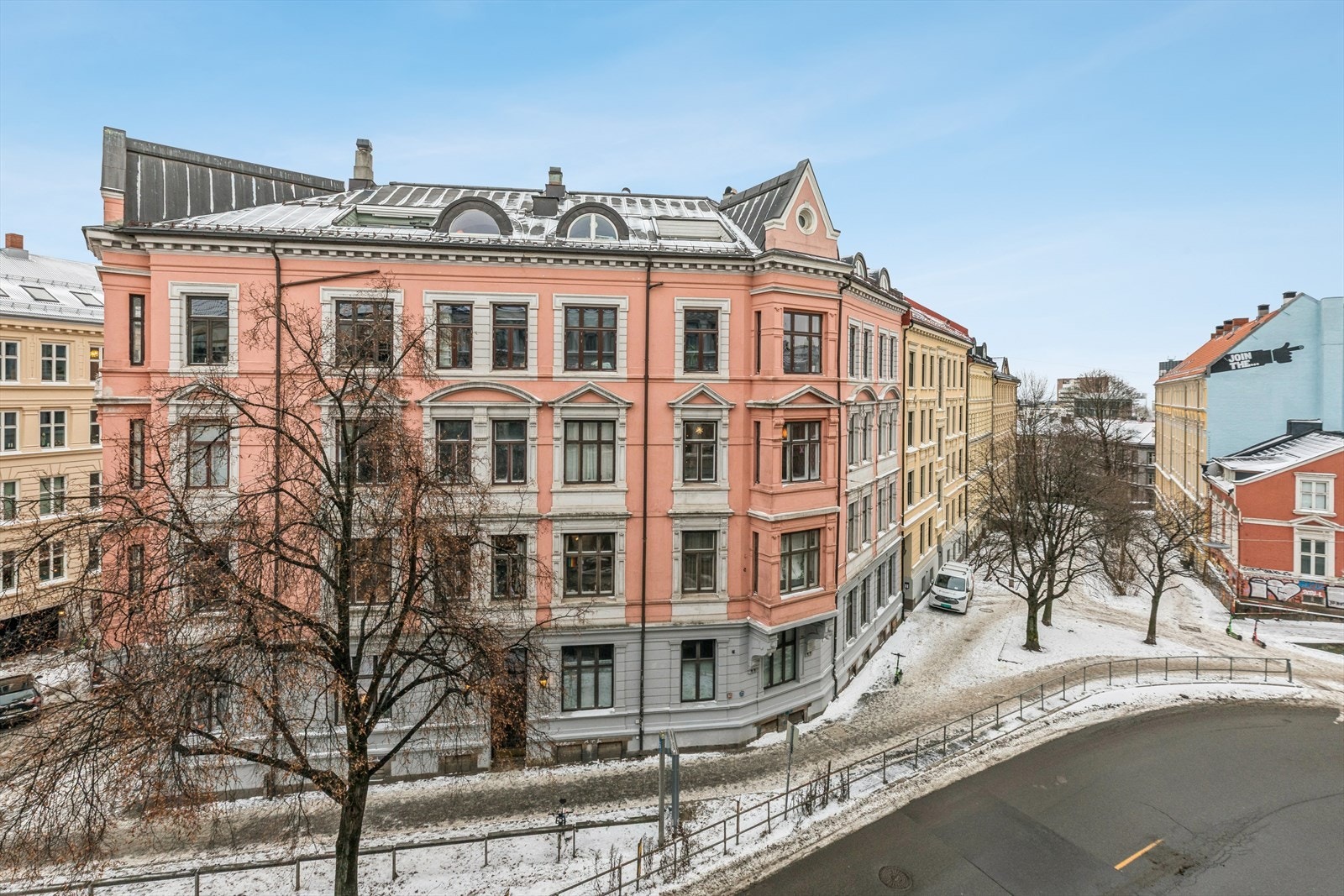 Høyt og lyst i 4 etg. med noe utsyn. Heis i bygget. Galleribilde