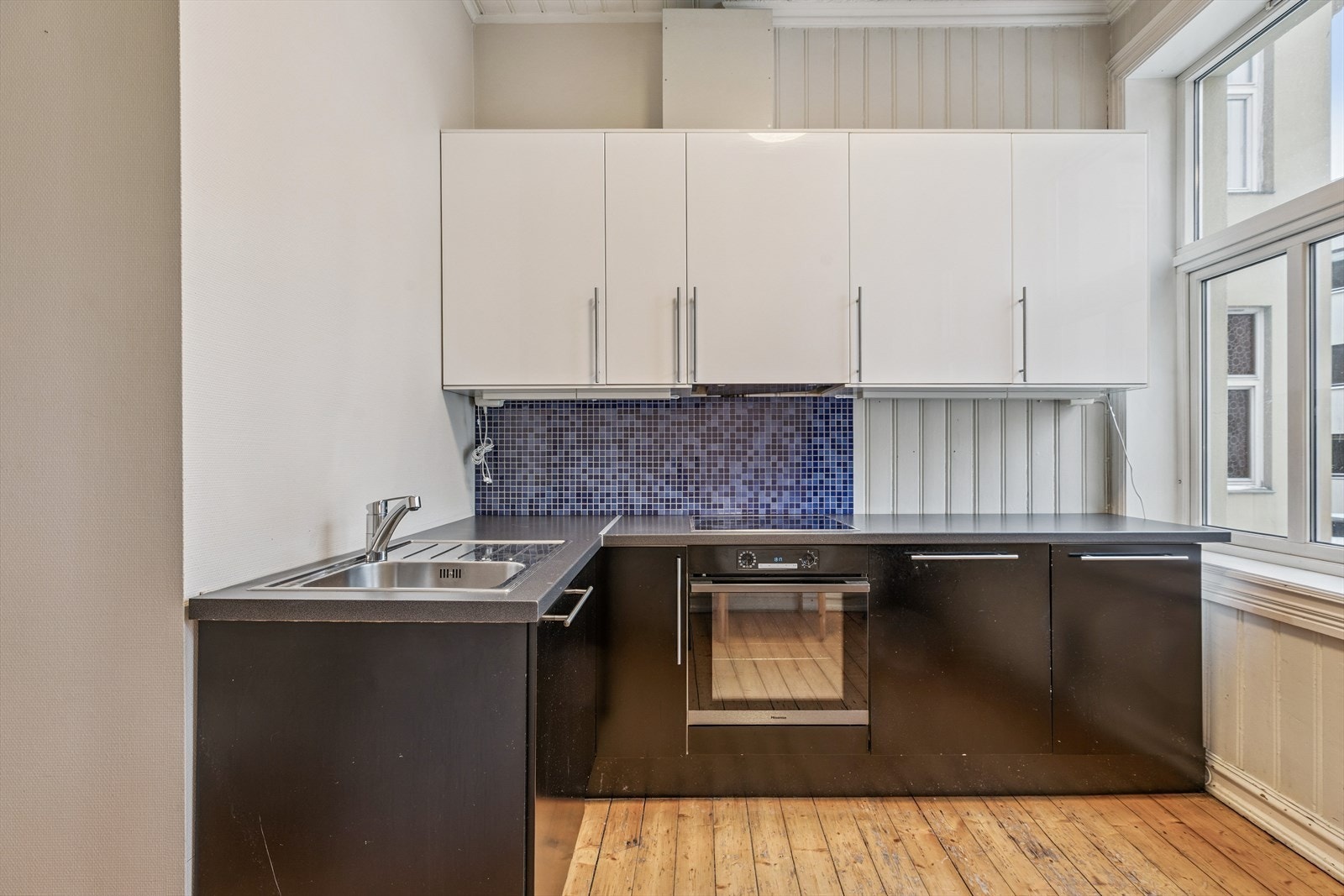 Kjøkken med spiseplass og integrerte hvitevarer. Galleribilde